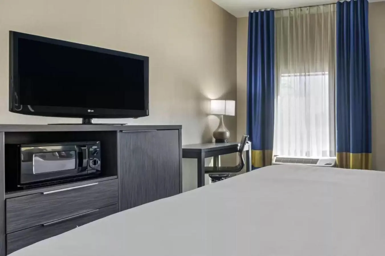 TV and multimedia, Bed in Comfort Inn & Suites Pauls Valley - City Lake