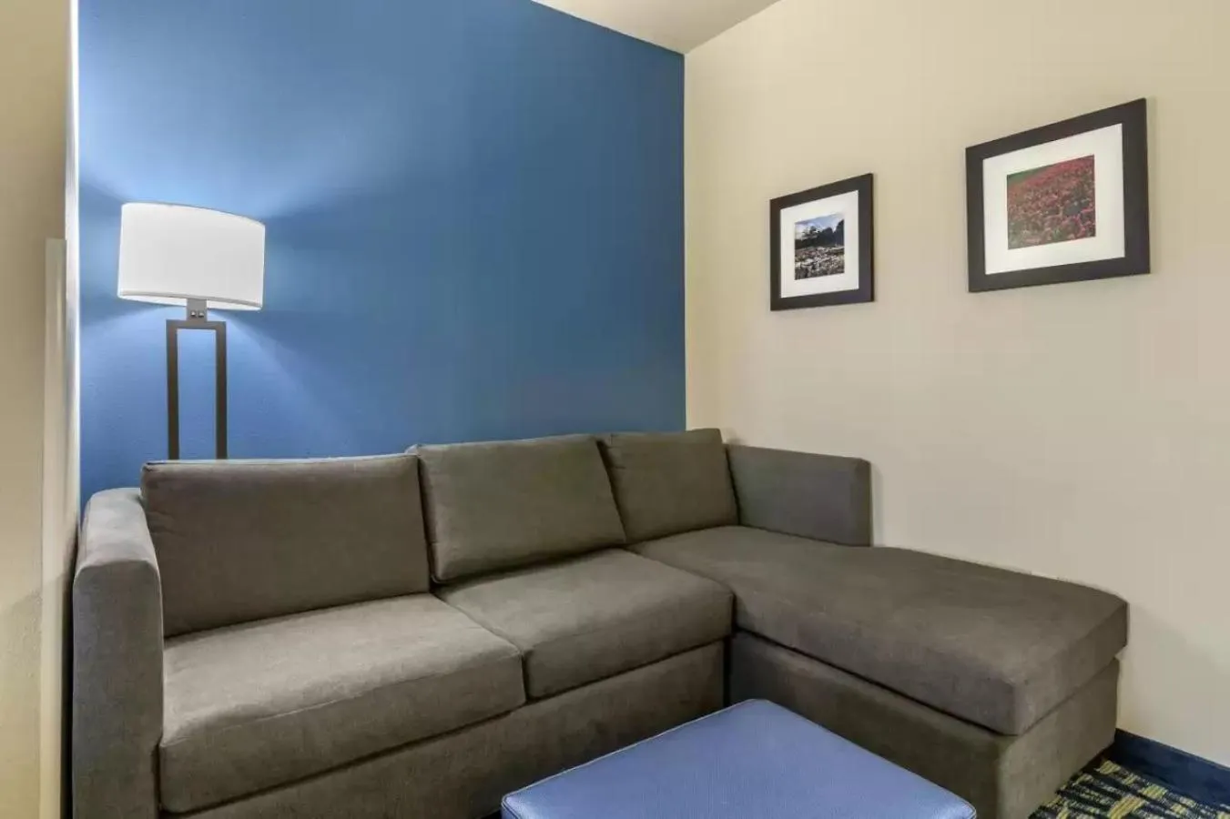 Seating area in Comfort Inn & Suites Pauls Valley - City Lake