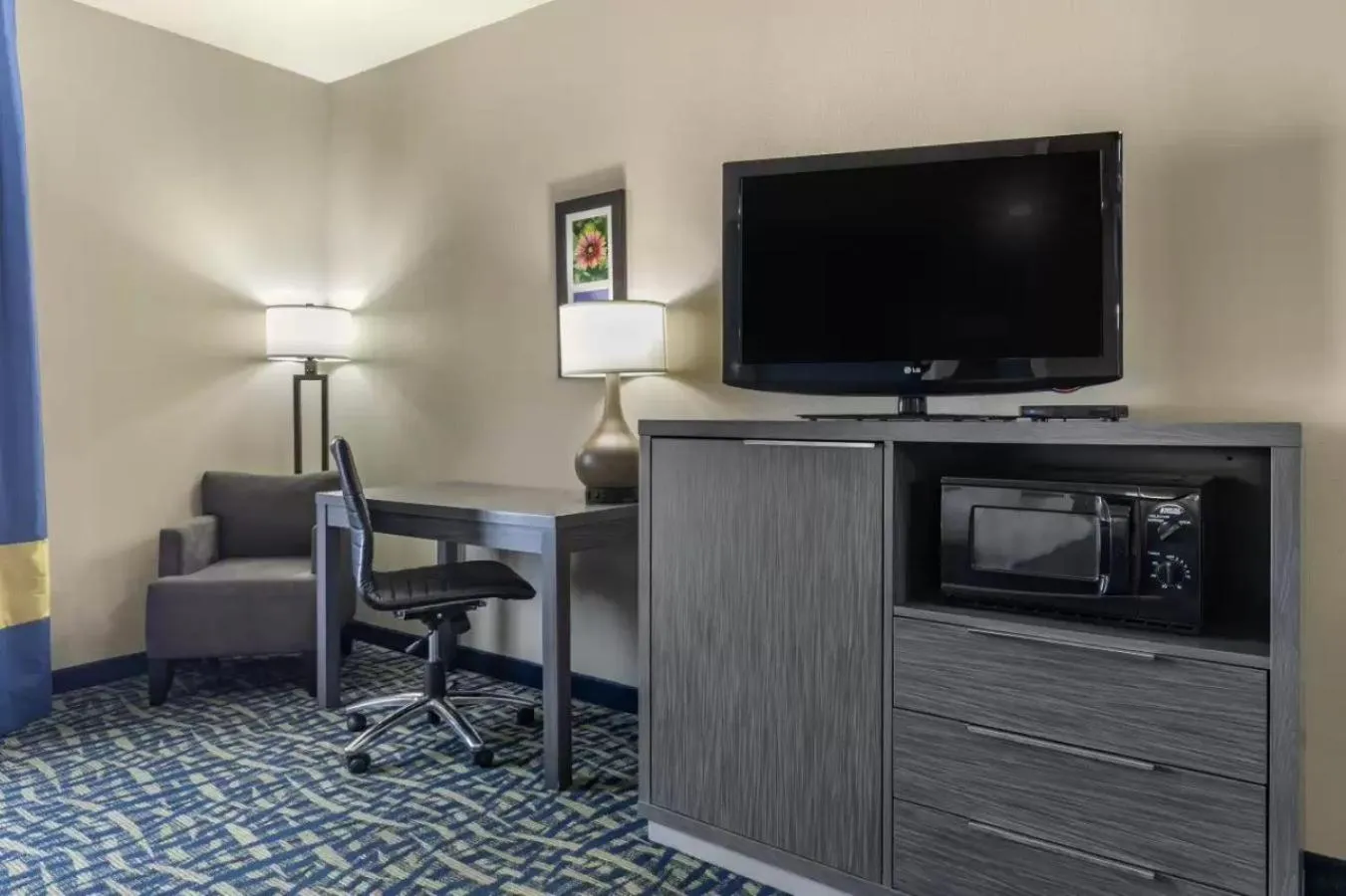 TV and multimedia in Comfort Inn & Suites Pauls Valley - City Lake