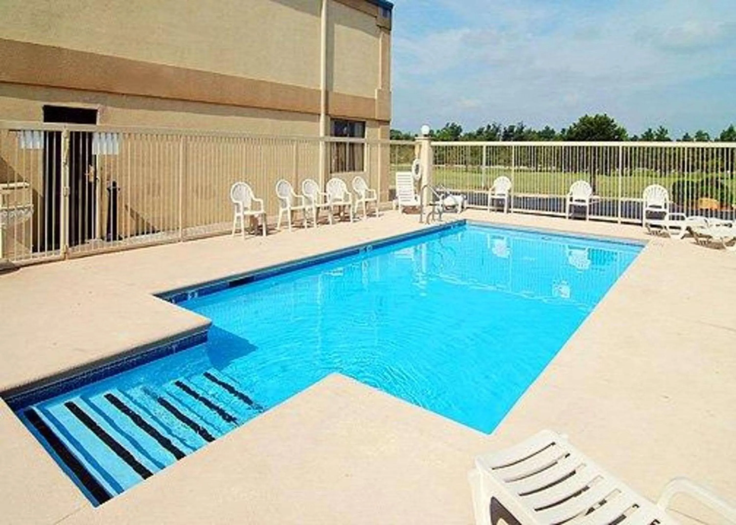 On site, Swimming Pool in Hotel Muskogee