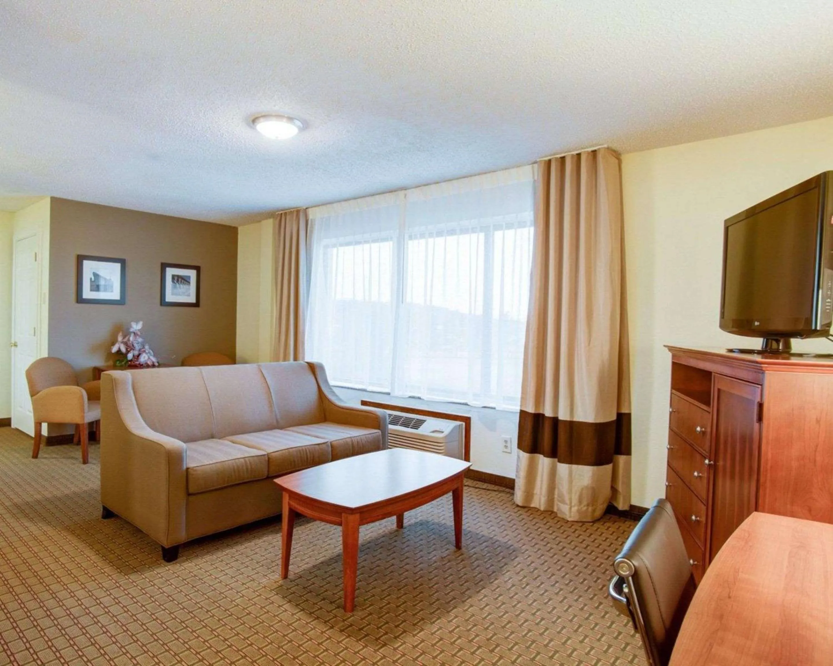 Photo of the whole room, Seating Area in Hotel Muskogee