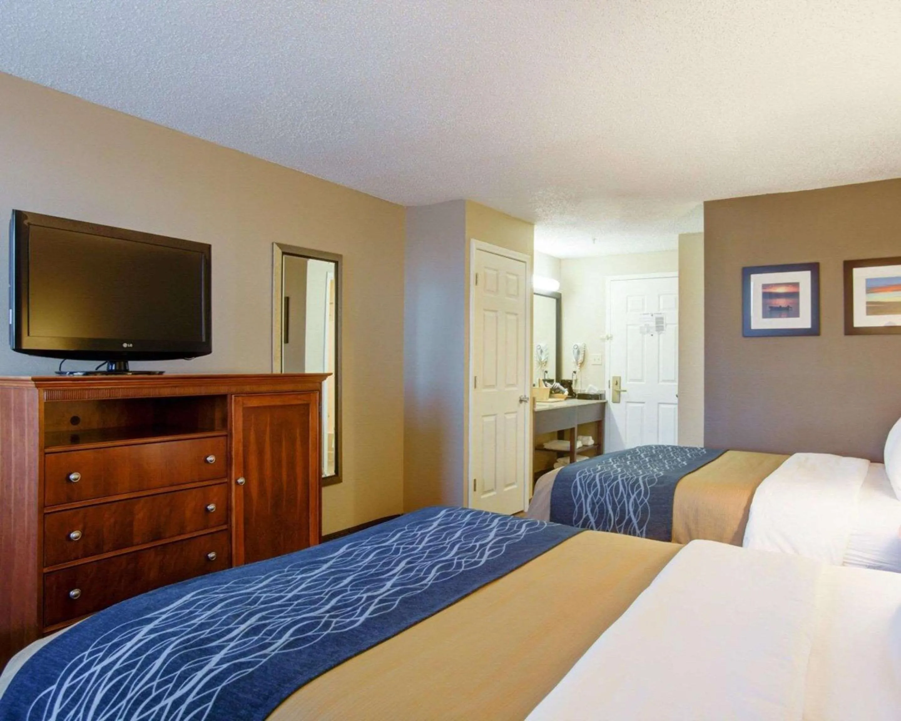 Photo of the whole room, TV/Entertainment Center in Hotel Muskogee