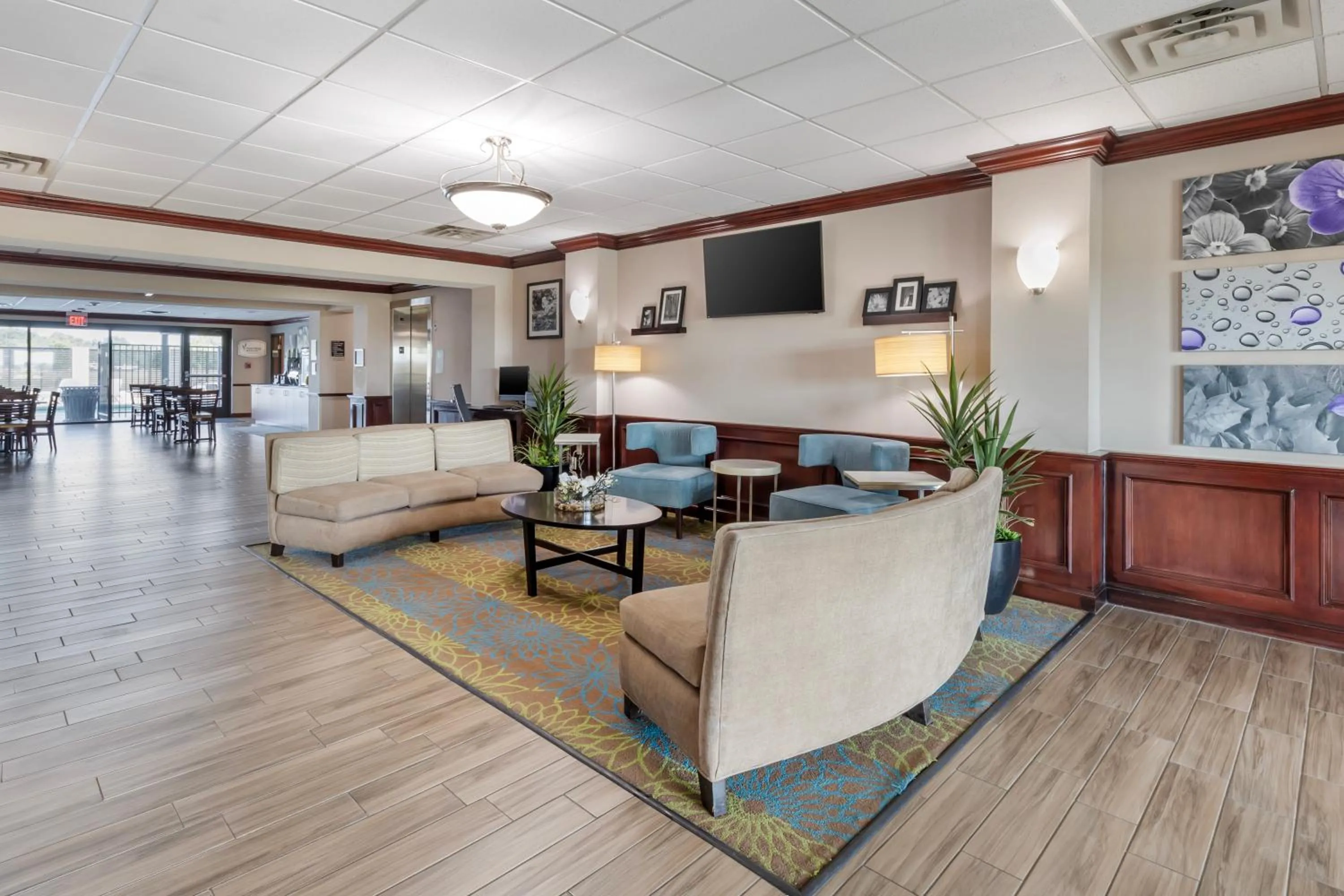 Communal lounge/ TV room in Sleep Inn & Suites Norman near University