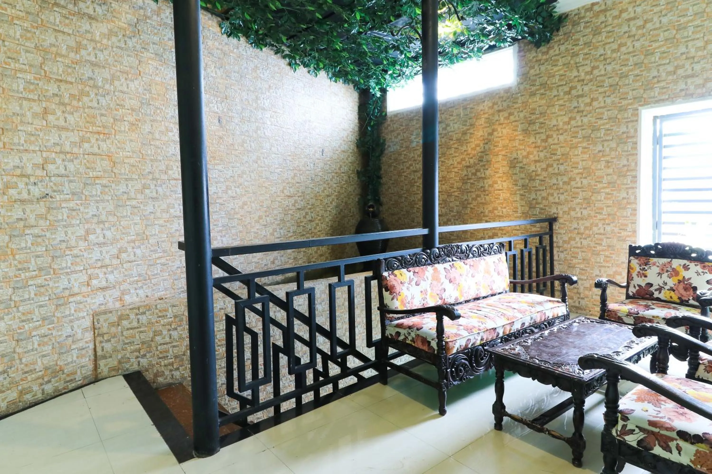 Dining area in Labuana Homestay and Cafe Garden Makassar