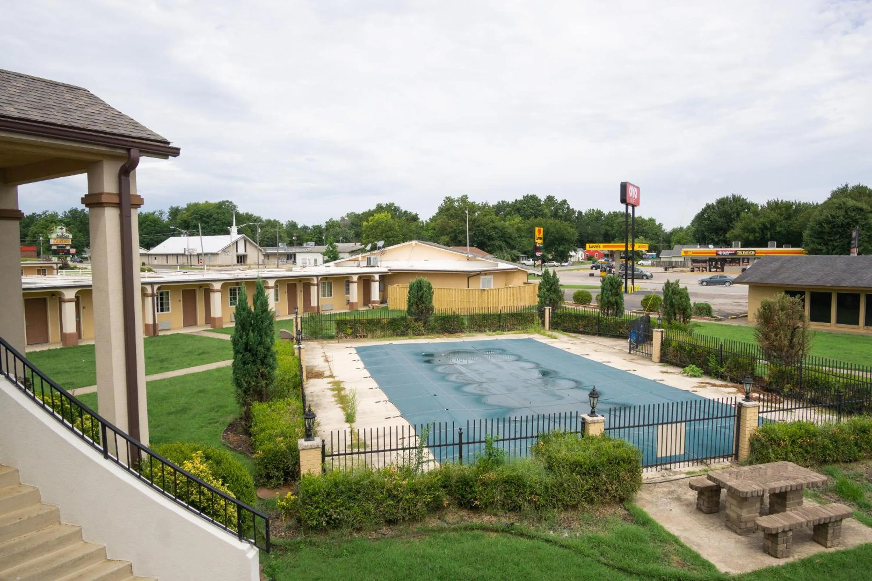 Swimming pool in Woodridge Inn and Suites