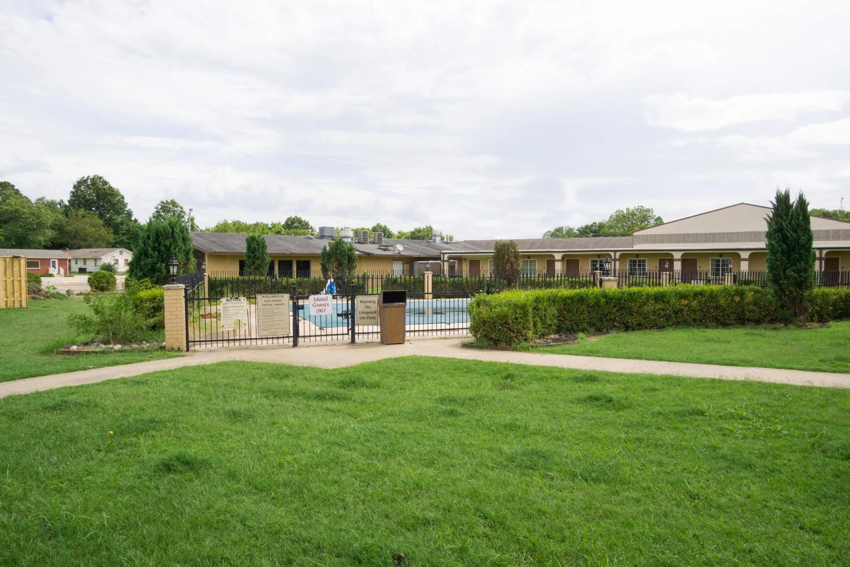 Garden in Woodridge Inn and Suites