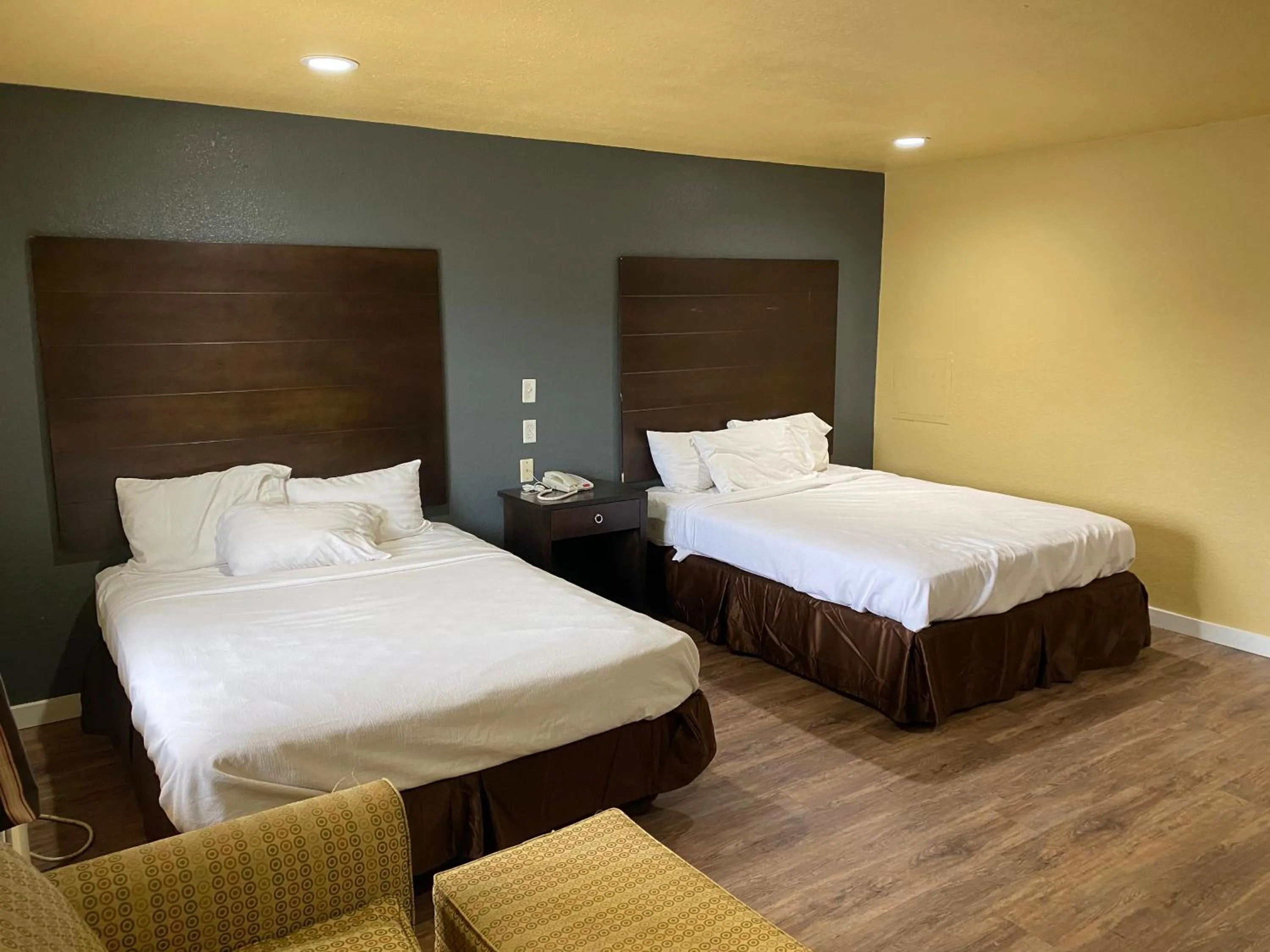 Bed in Woodridge Inn and Suites