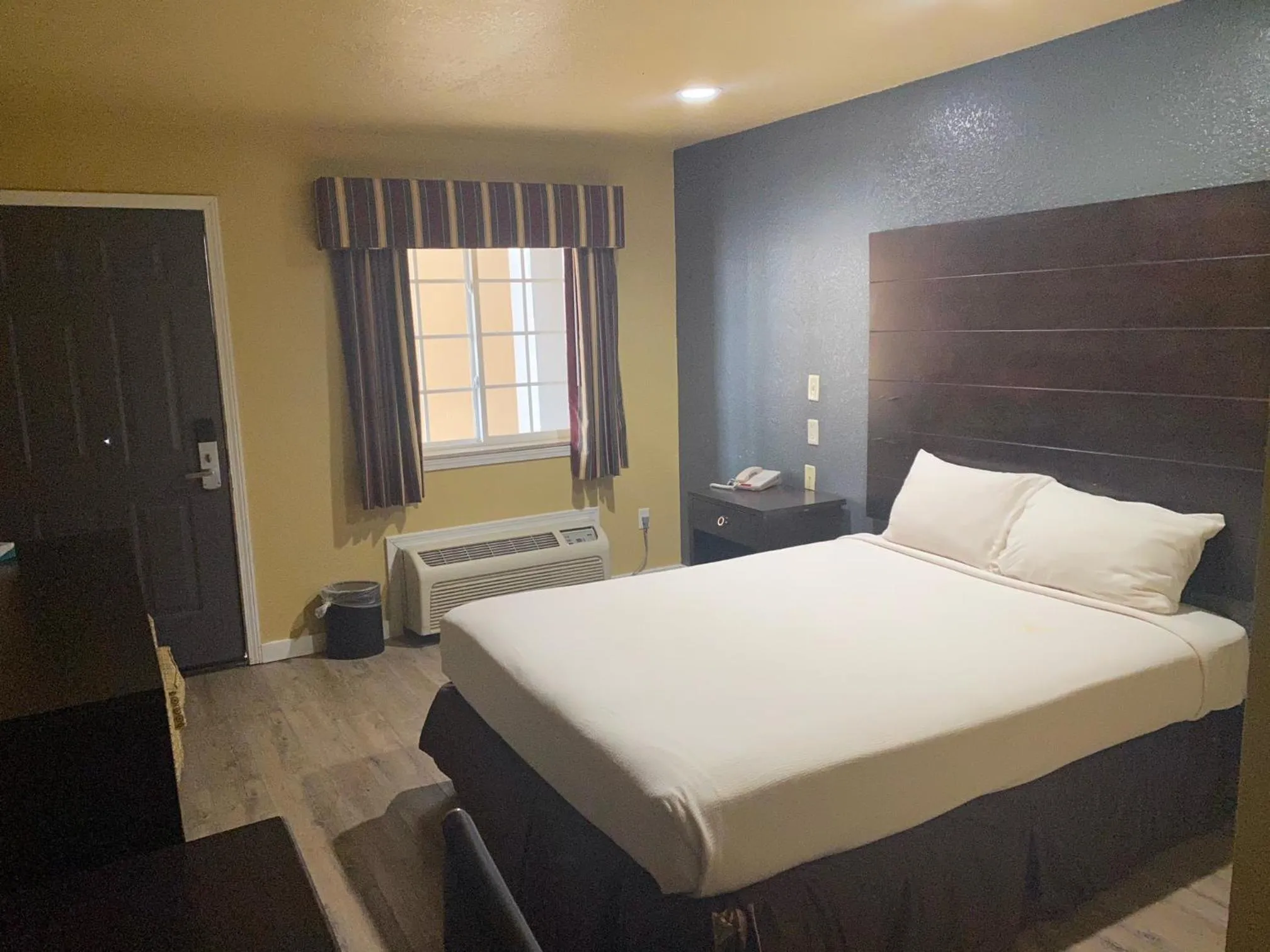 Bed in Woodridge Inn and Suites