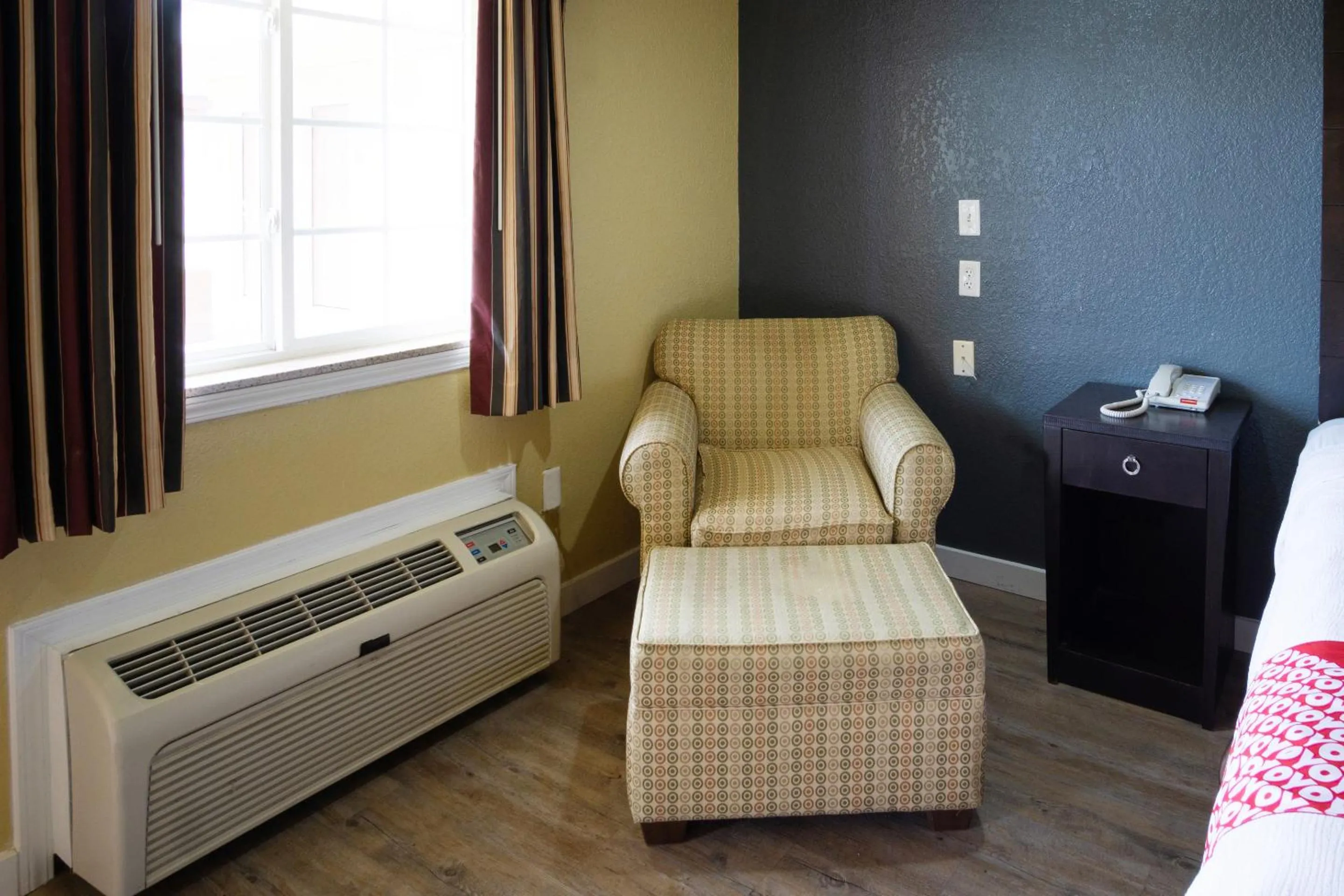 Seating area in Woodridge Inn and Suites