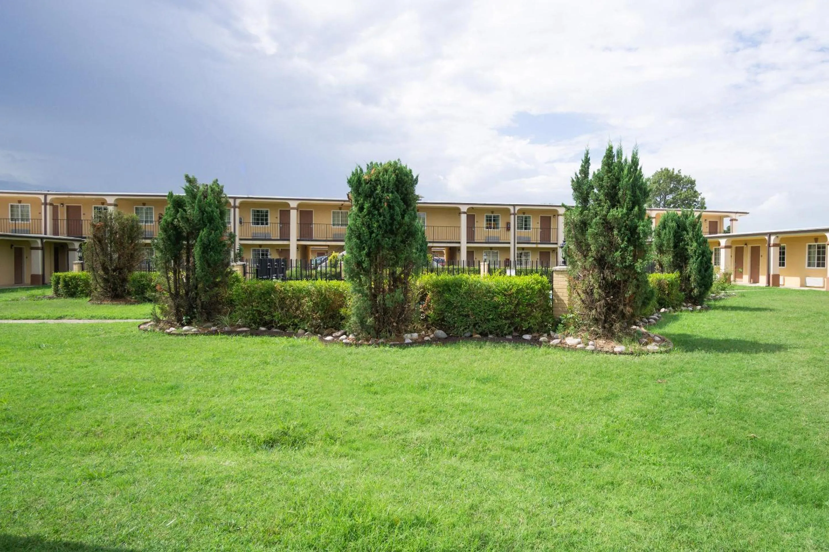 Garden in Woodridge Inn and Suites
