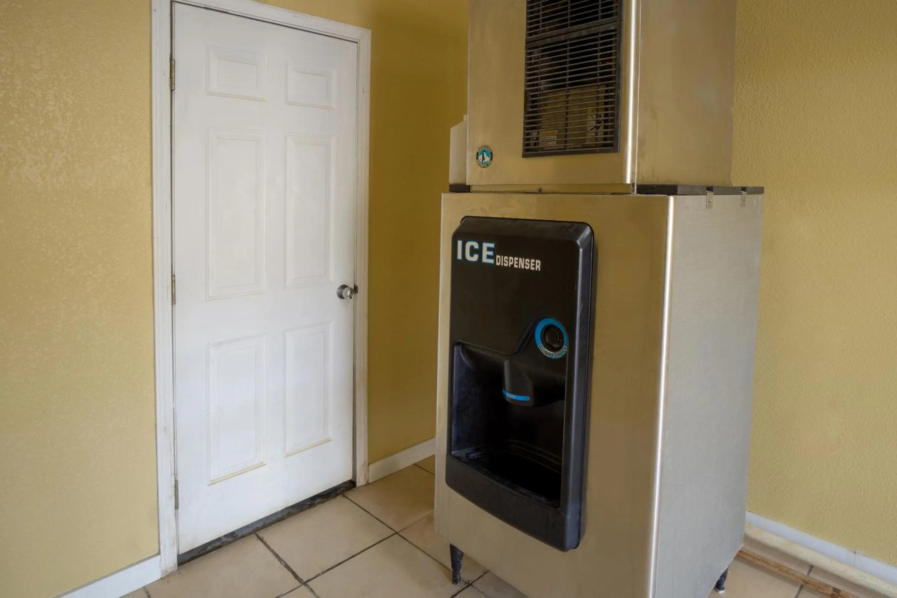 Area and facilities in Woodridge Inn and Suites