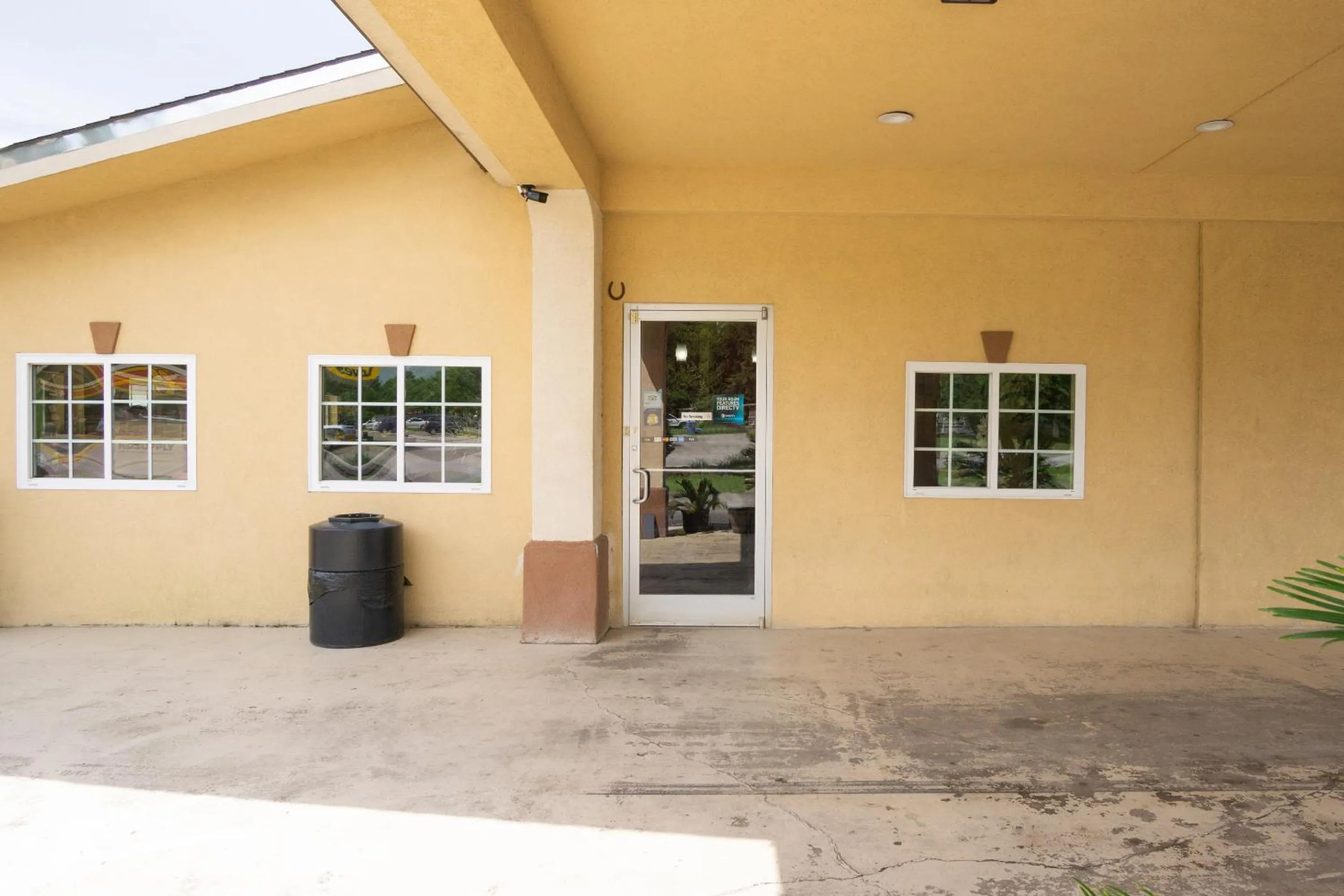 Facade/entrance in Woodridge Inn and Suites