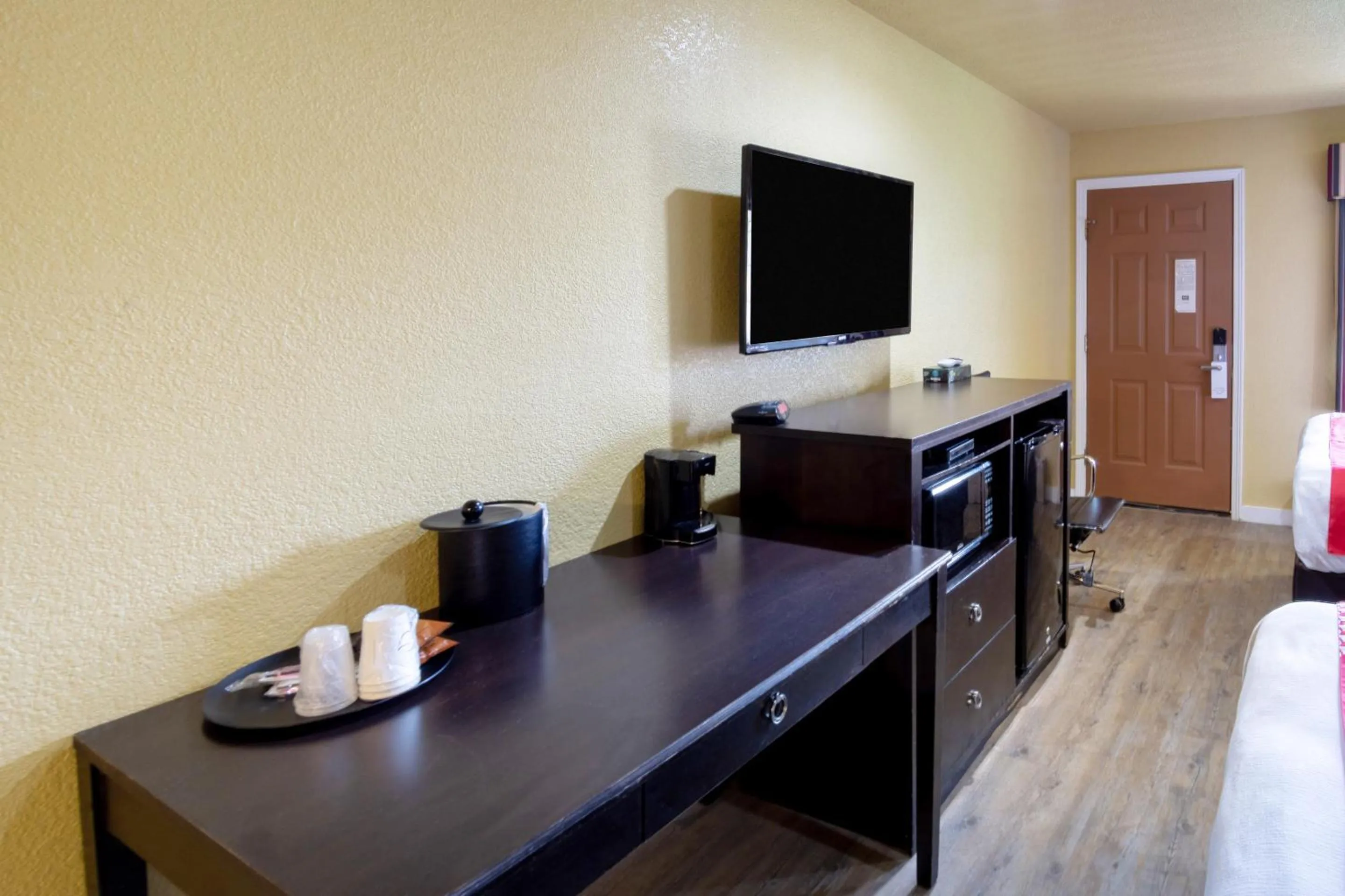 TV and multimedia in Woodridge Inn and Suites