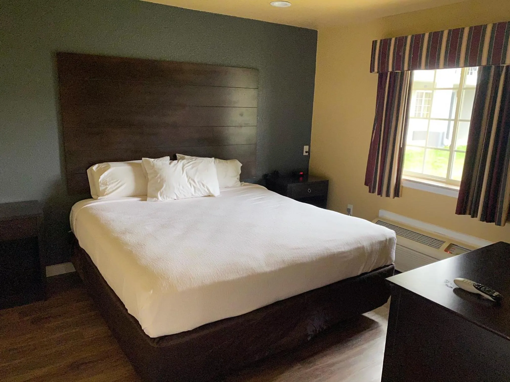 Bed in Woodridge Inn and Suites