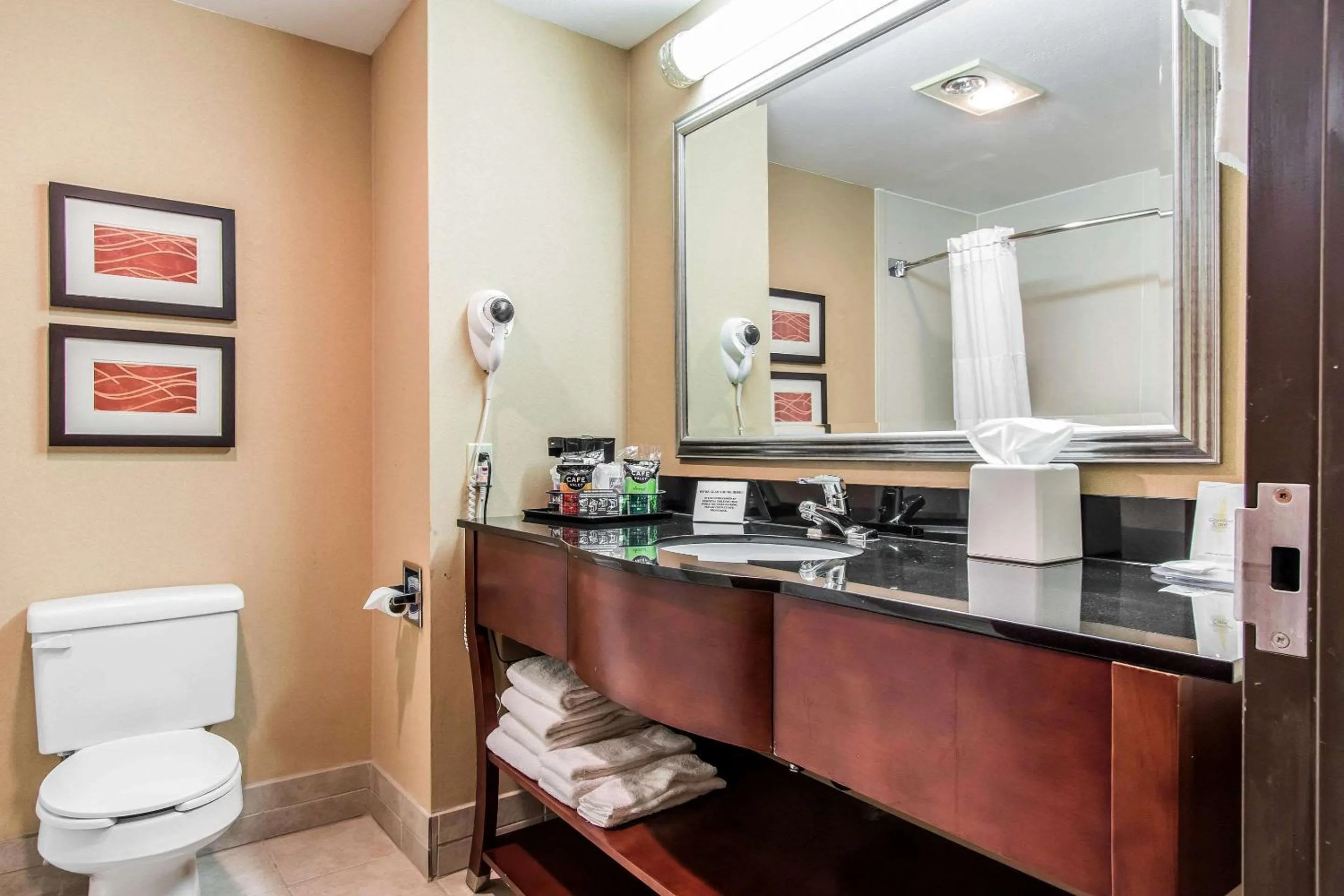 Bathroom in Ardmore Inn & Suites Ardmore