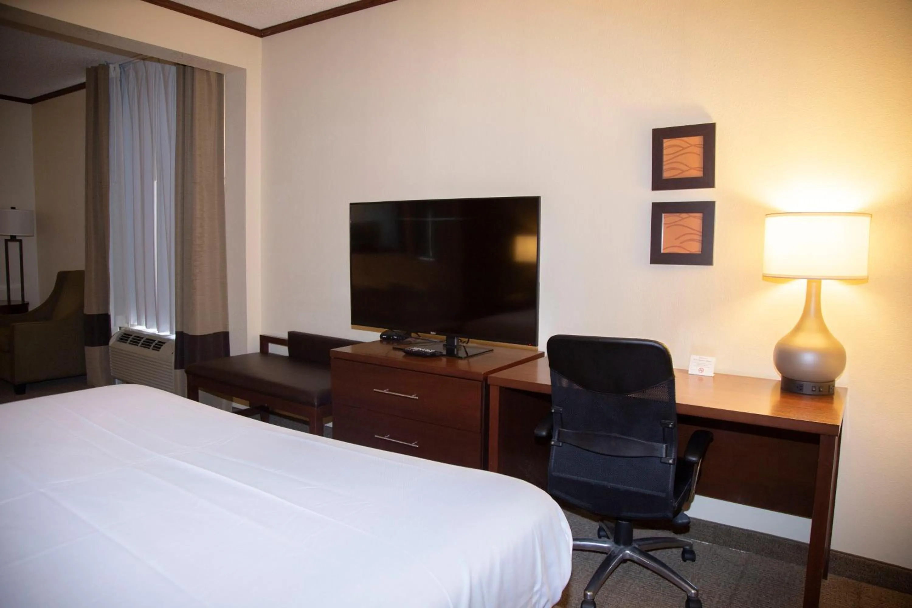 TV and multimedia in Ardmore Inn & Suites Ardmore