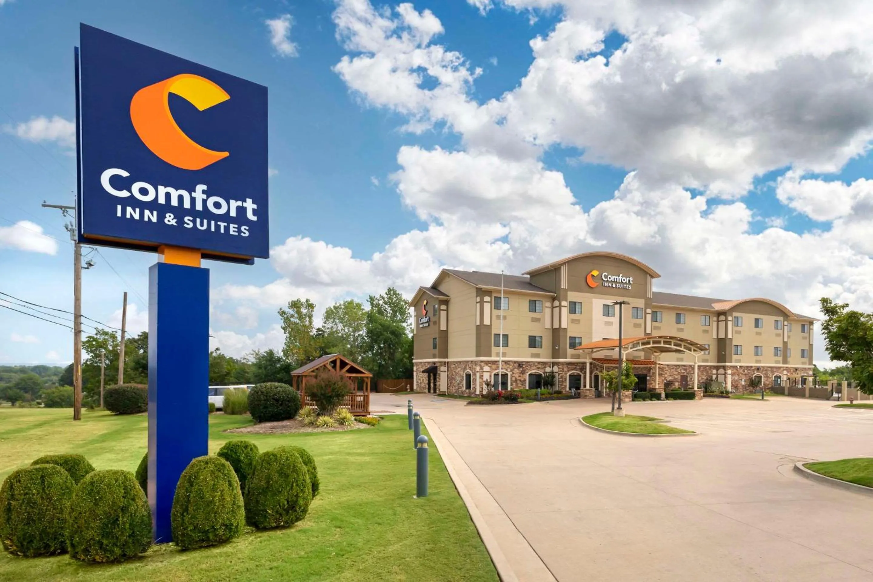 Property building in Comfort Inn & Suites Glenpool