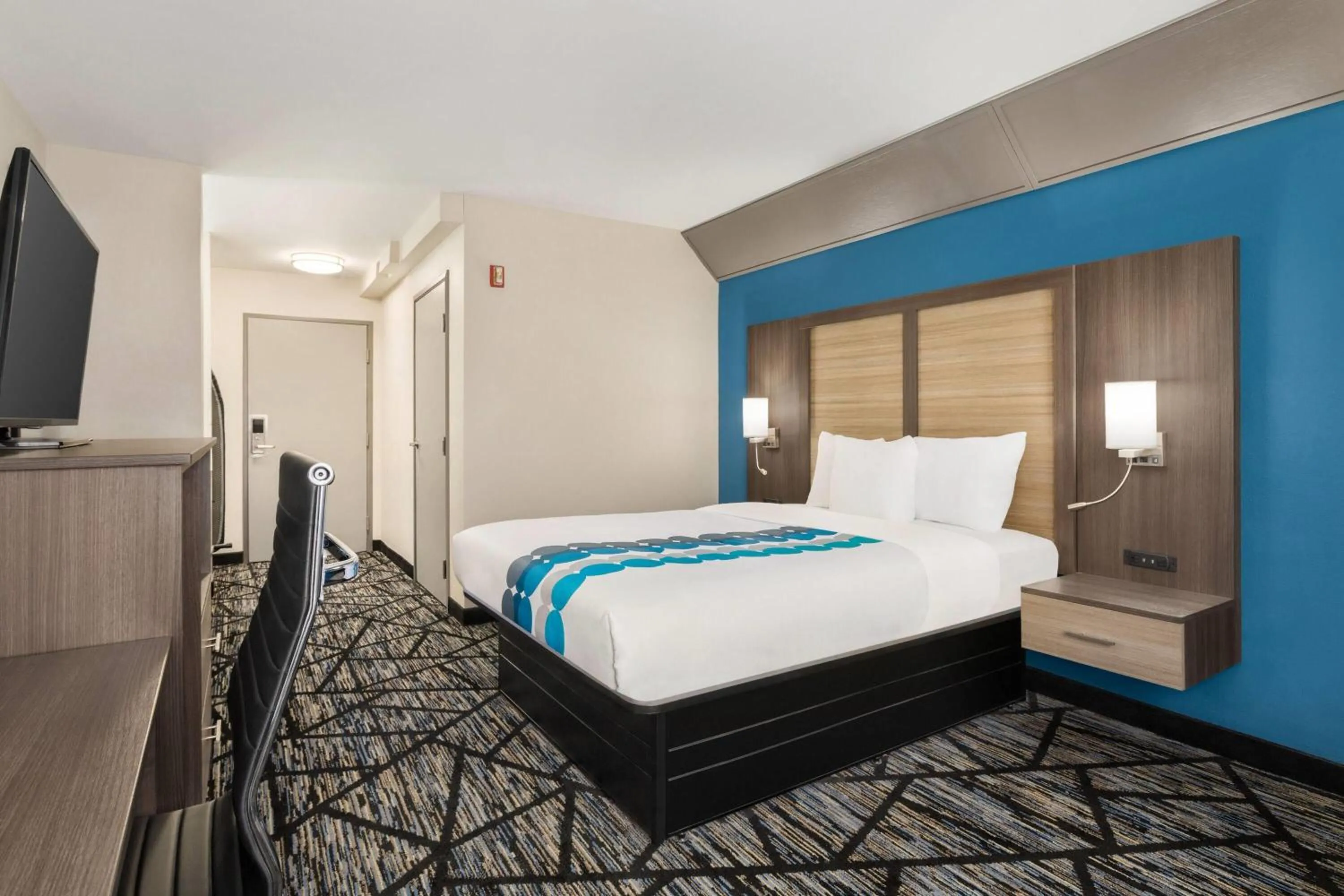 Photo of the whole room, Bed in Baymont by Wyndham Blackwell I-35