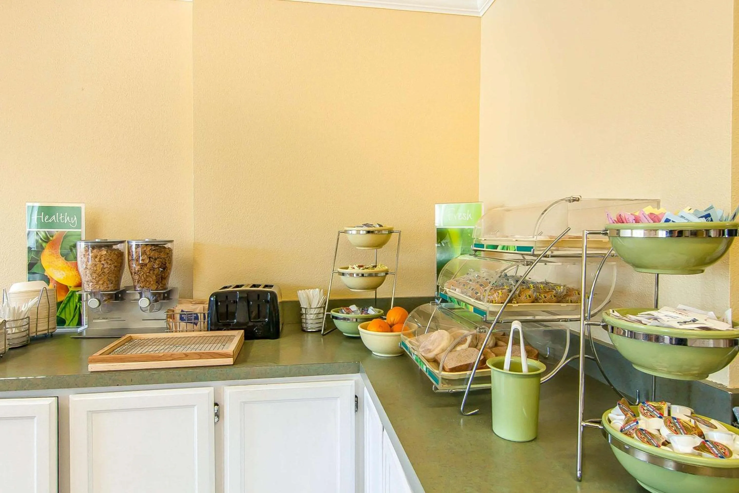 Restaurant/places to eat in Quality Inn