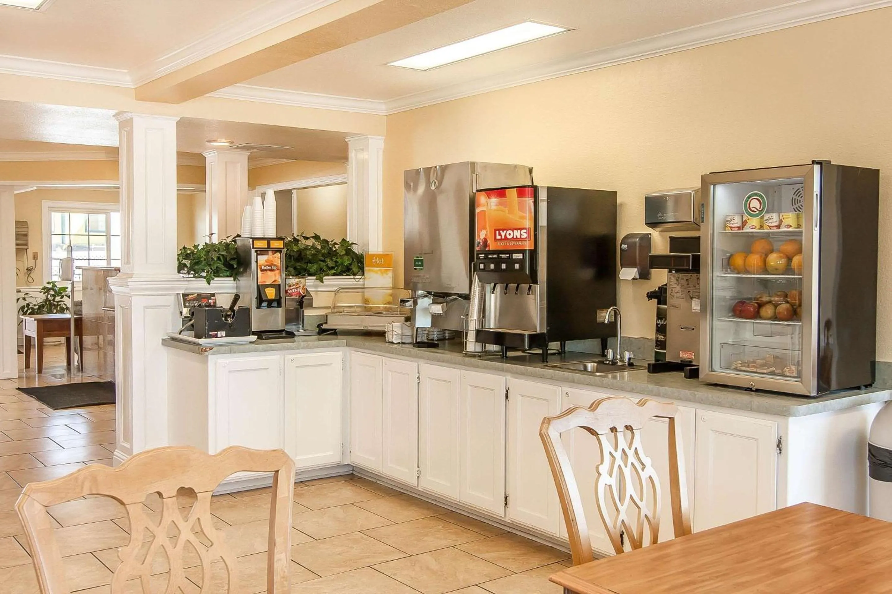 Restaurant/places to eat in Quality Inn