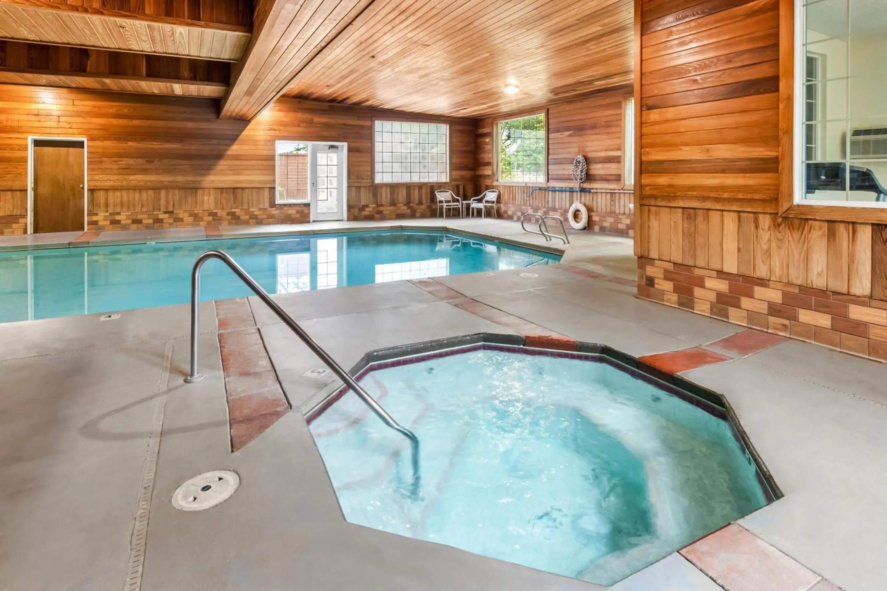 Swimming pool in Comfort Suites Clackamas