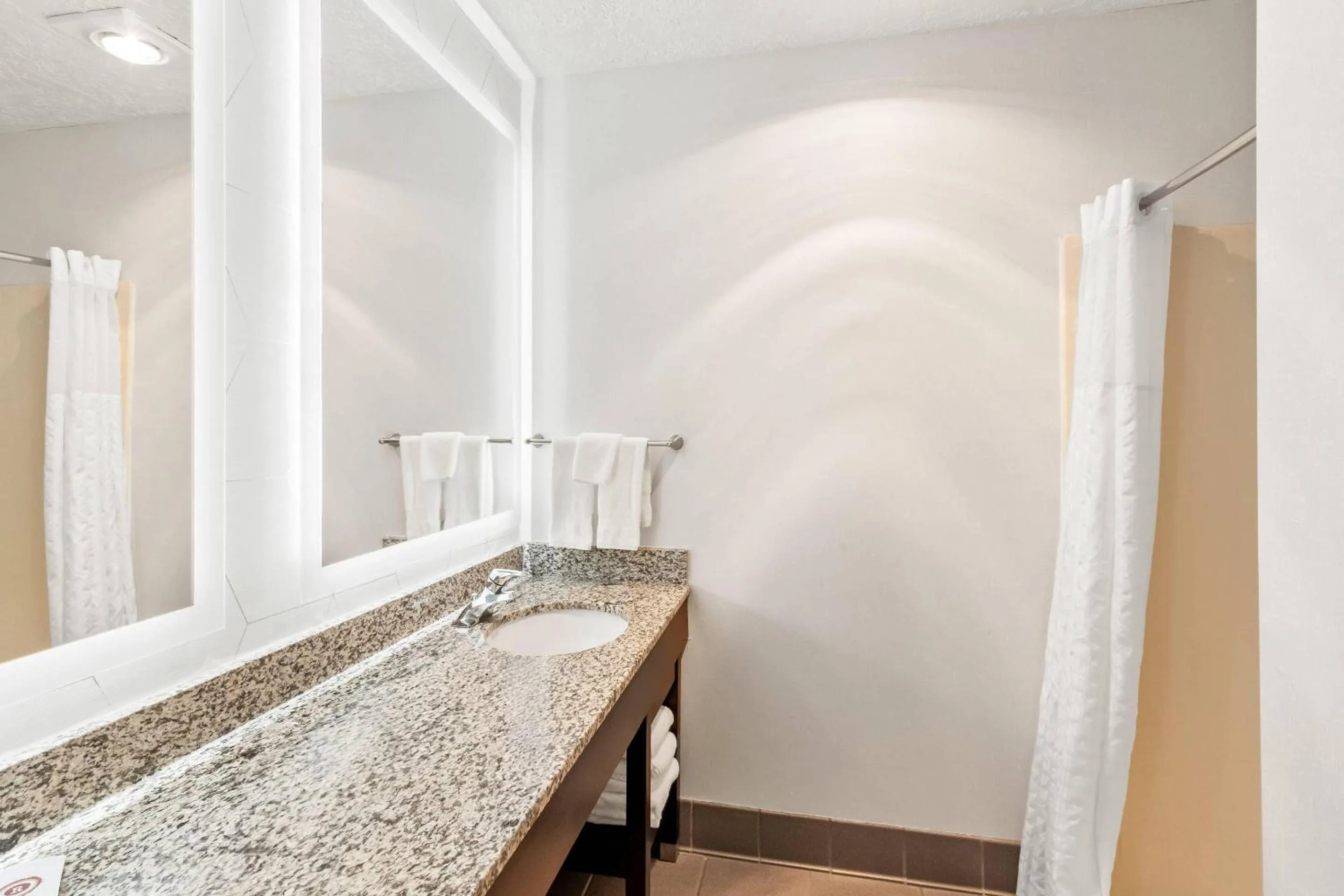 Bedroom in Comfort Suites Clackamas