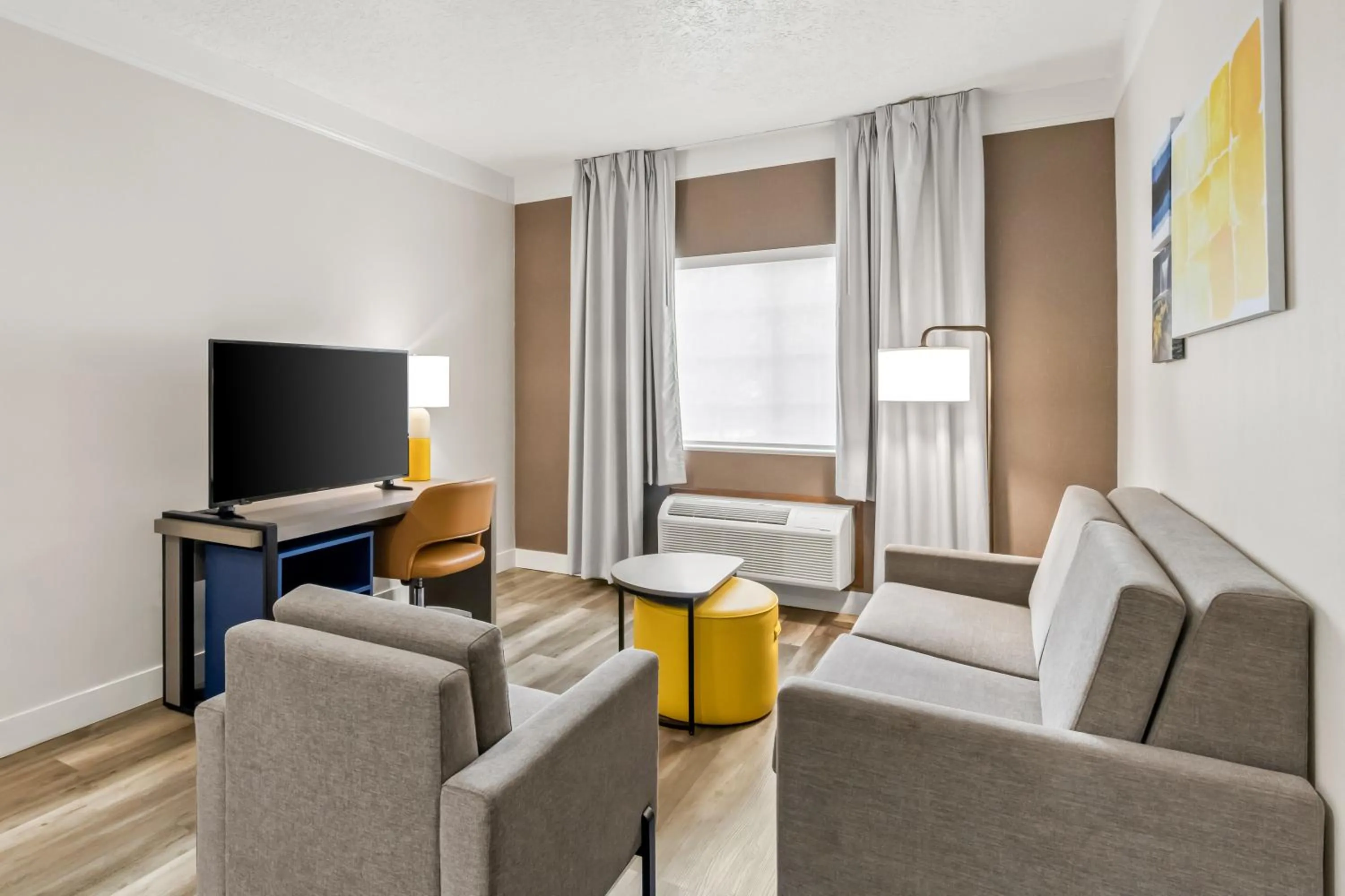 Seating area in Comfort Suites Clackamas