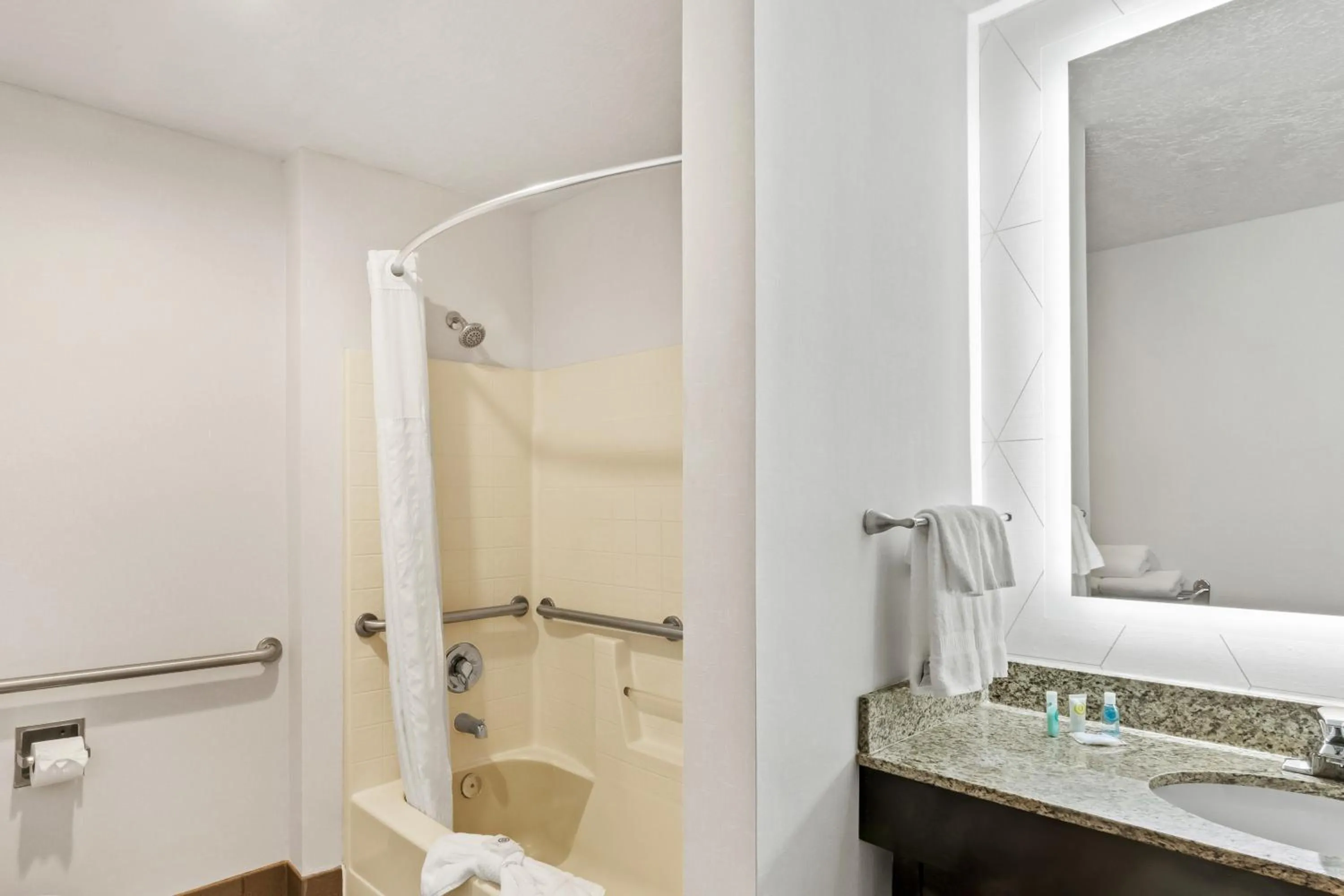 Bathroom in Comfort Suites Clackamas