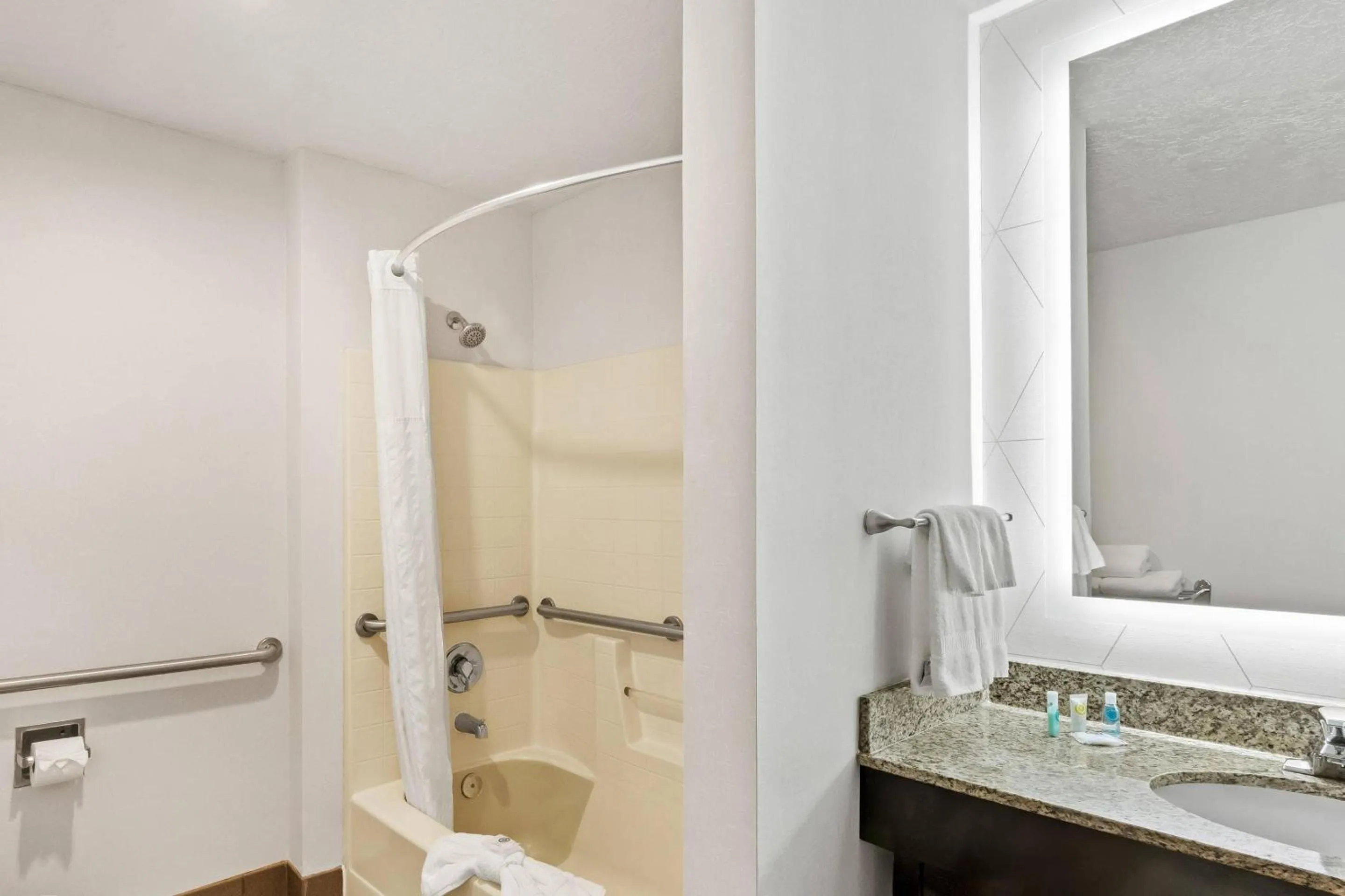 Bedroom in Comfort Suites Clackamas