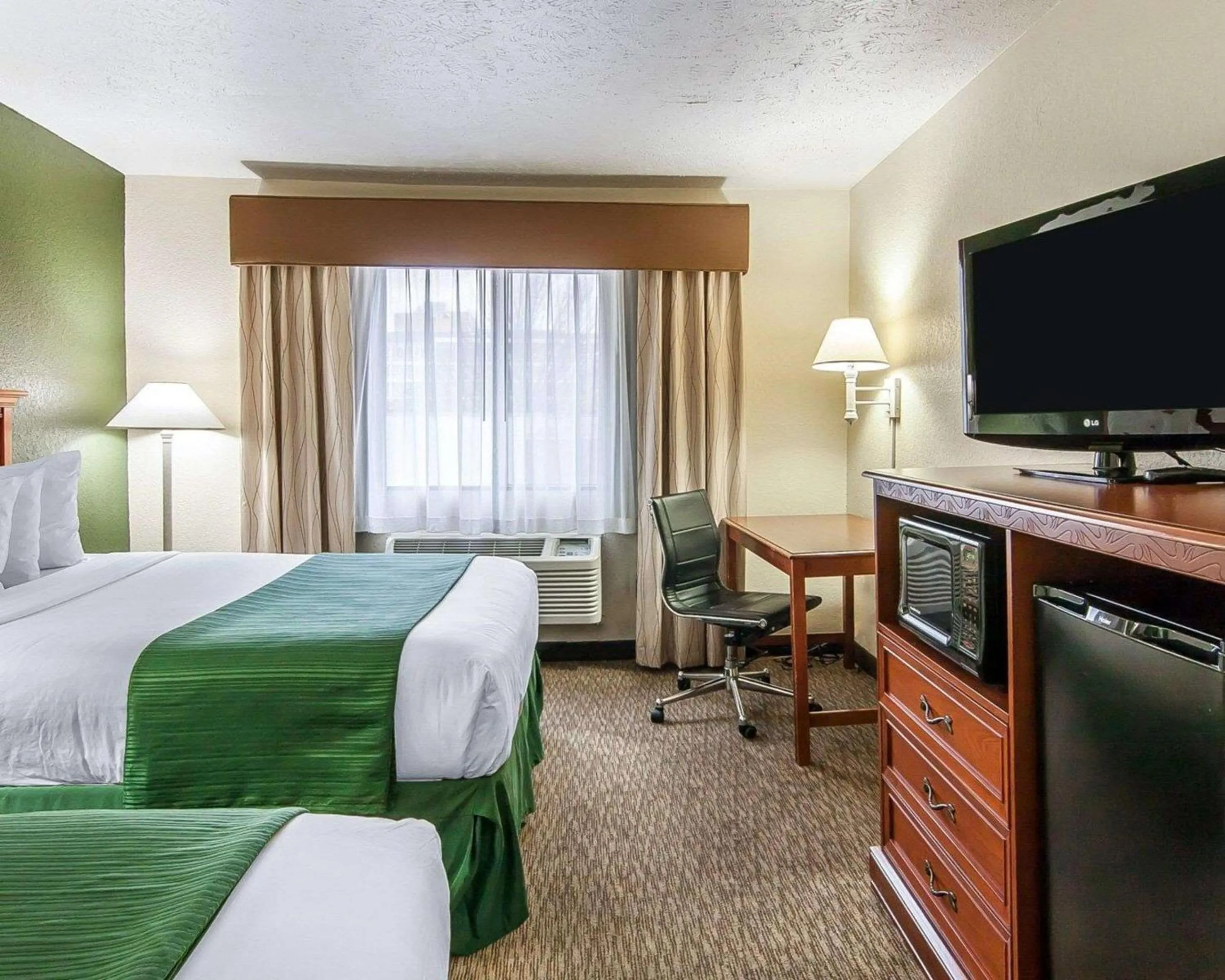 TV and multimedia, Bed in Quality Inn Downtown Convention Center