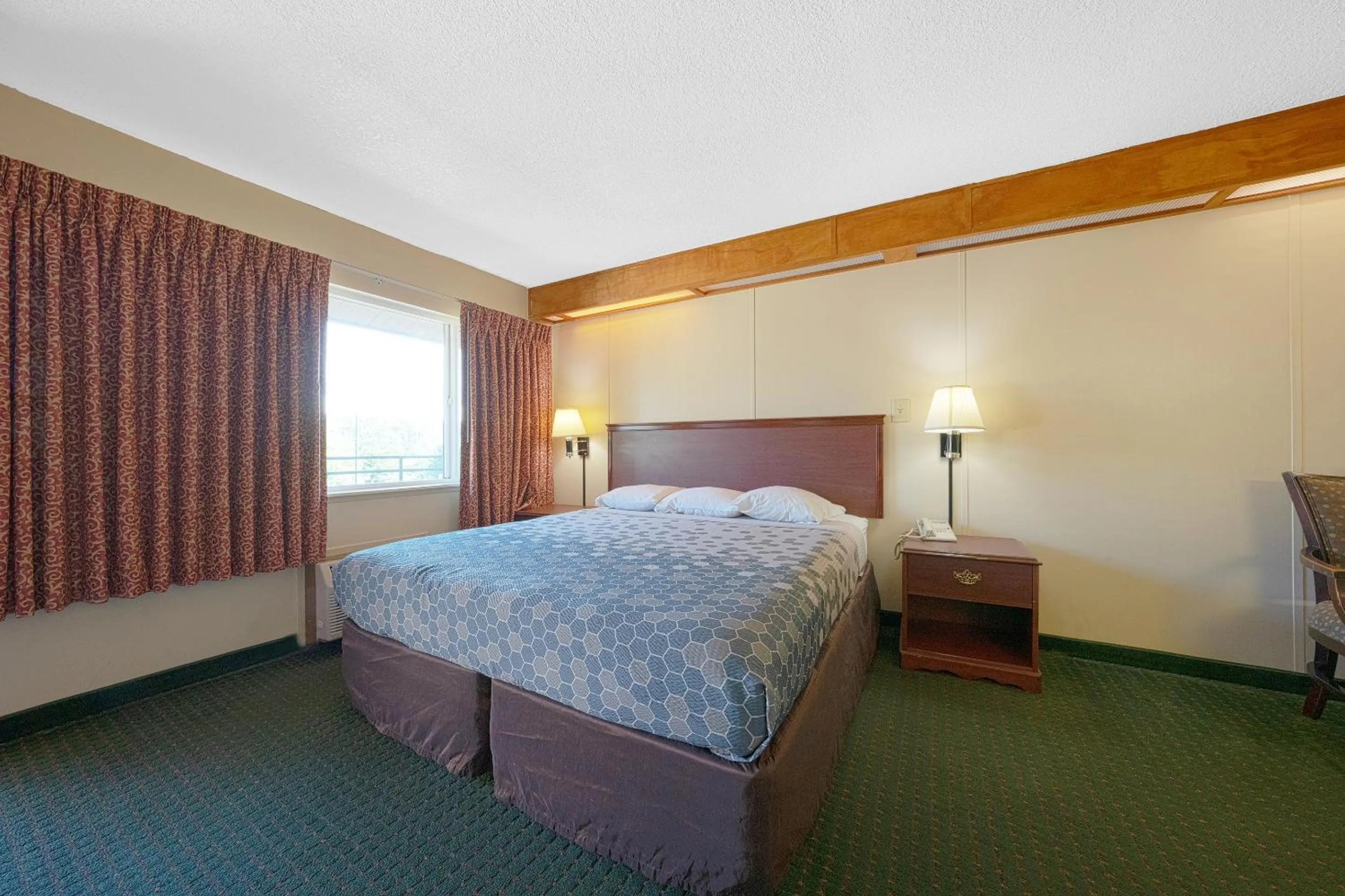 Bedroom, Bed in Broadway Inn Portland Downtown