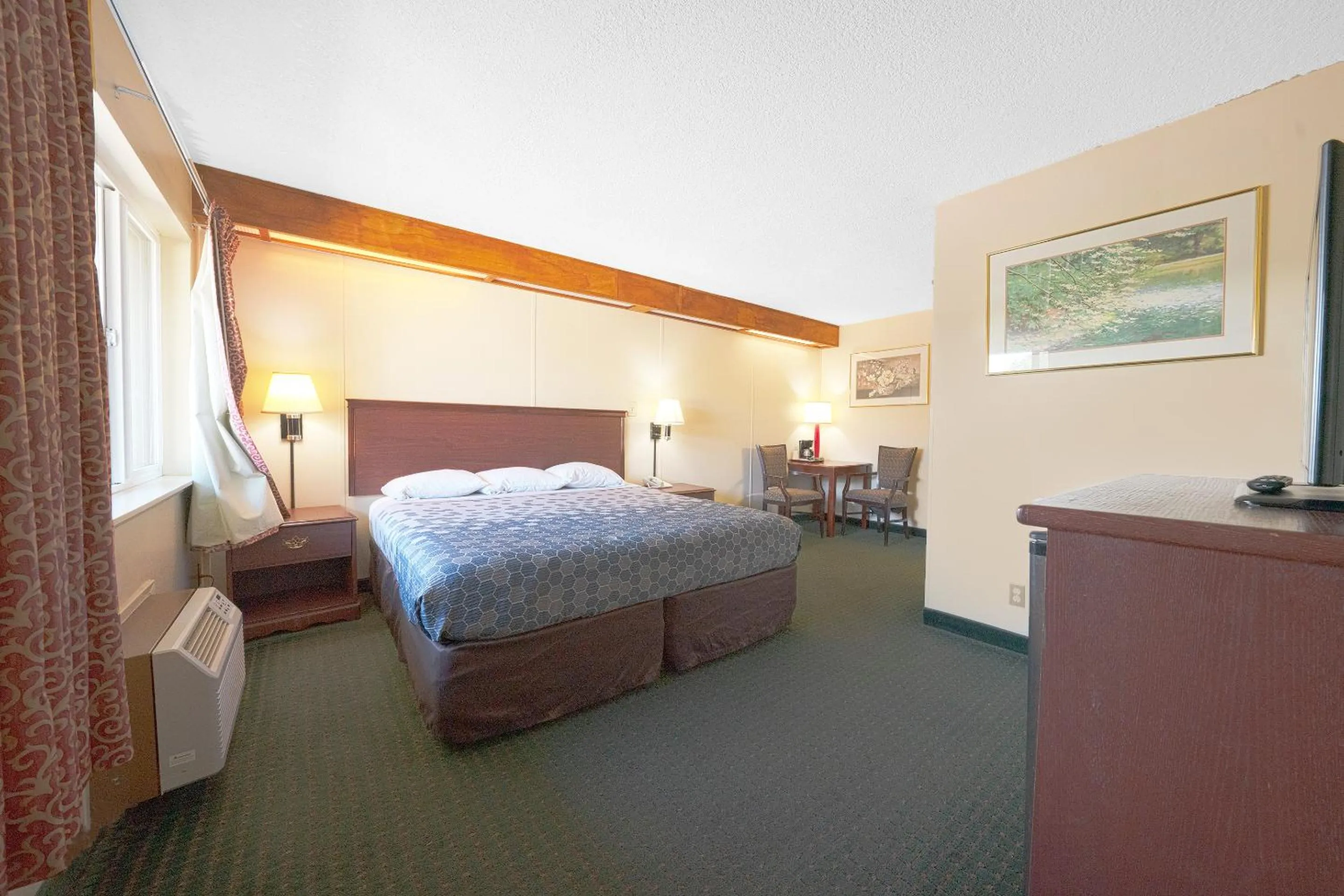 Bedroom, Bed in Broadway Inn Portland Downtown