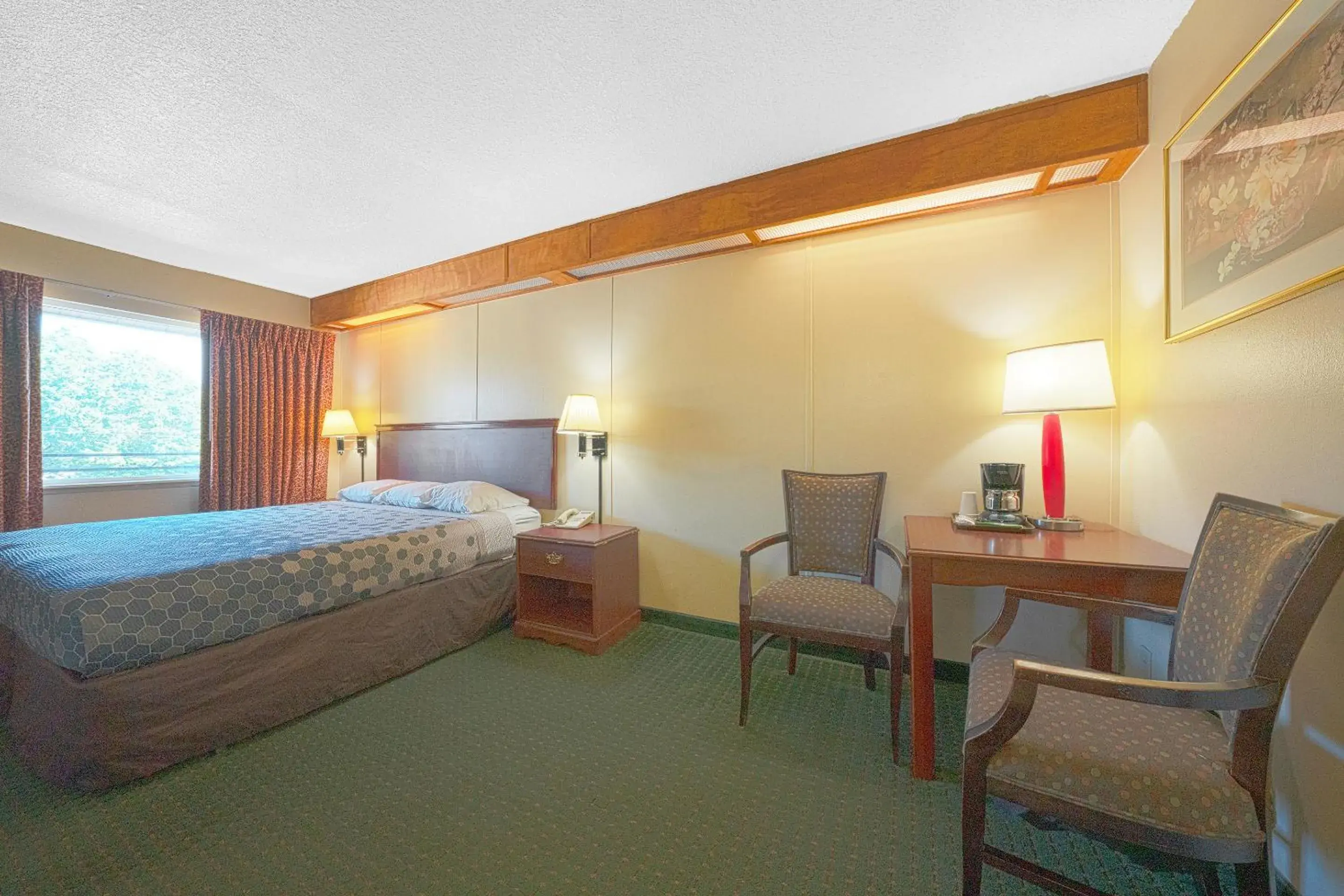 King Bed in Broadway Inn Portland Downtown King Bed in Broadway Inn Portland Downtown