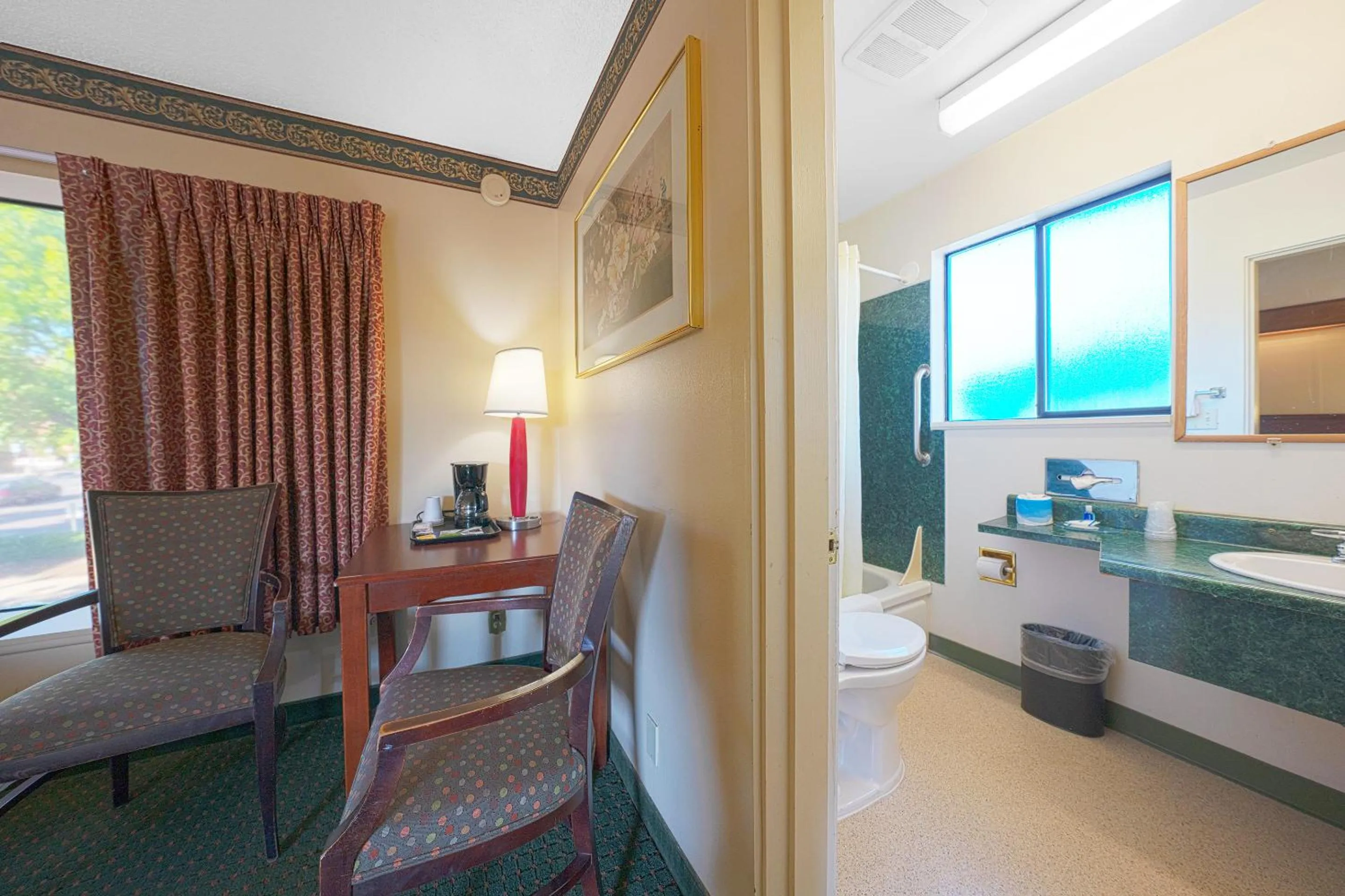 Seating area in Broadway Inn Portland Downtown