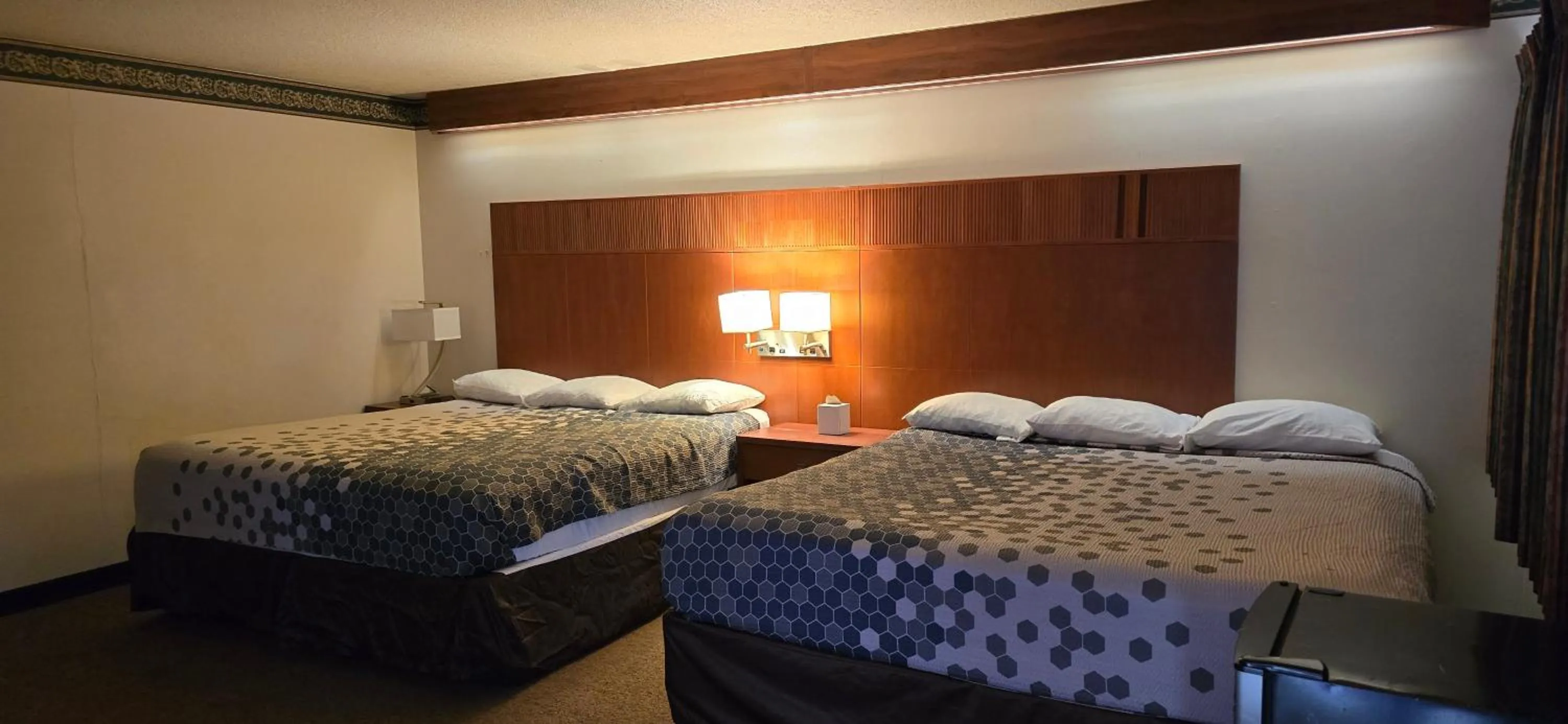 Bed in Broadway Inn Portland Downtown