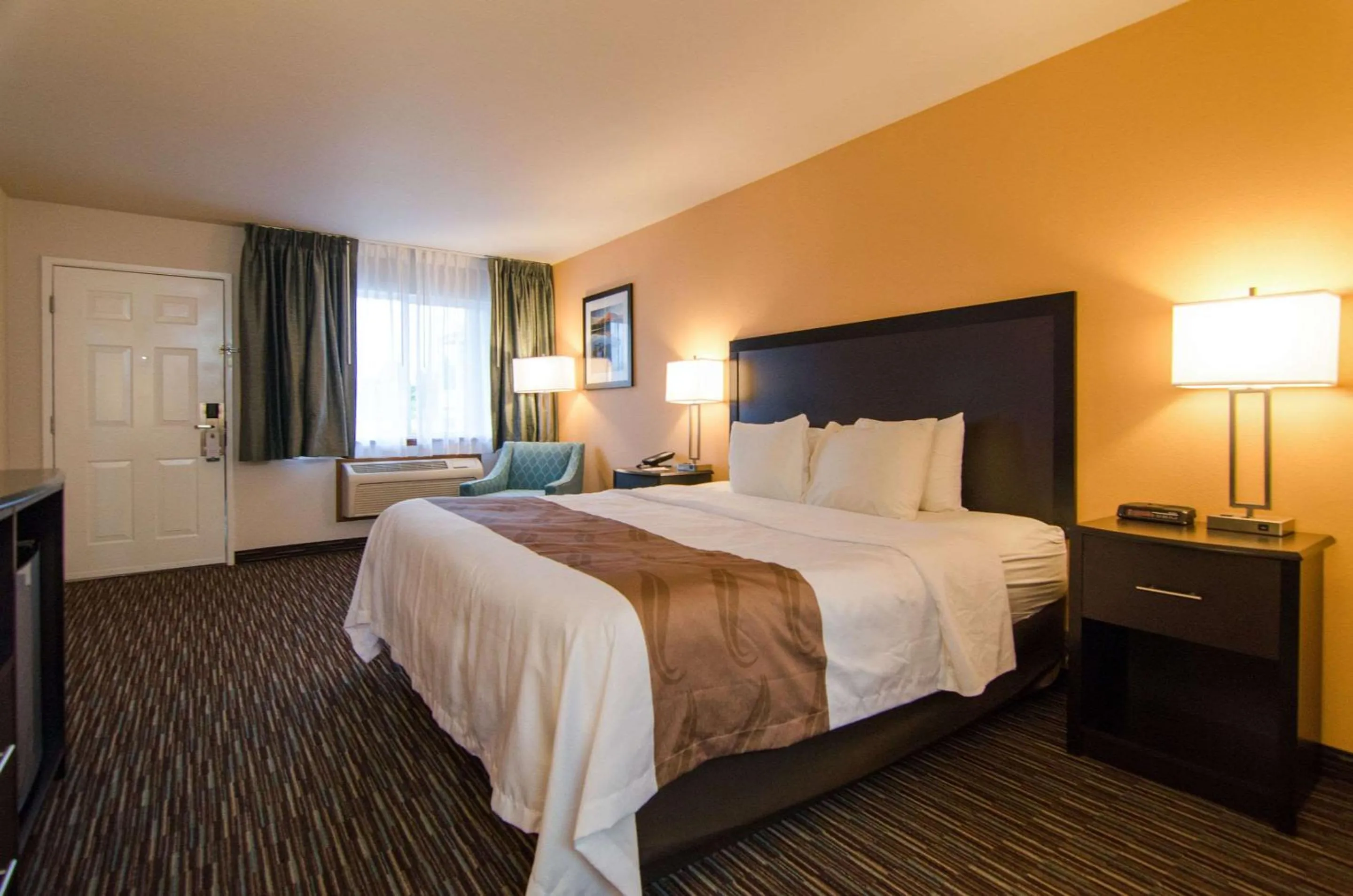 Photo of the whole room, Bed in Cottage Grove Inn