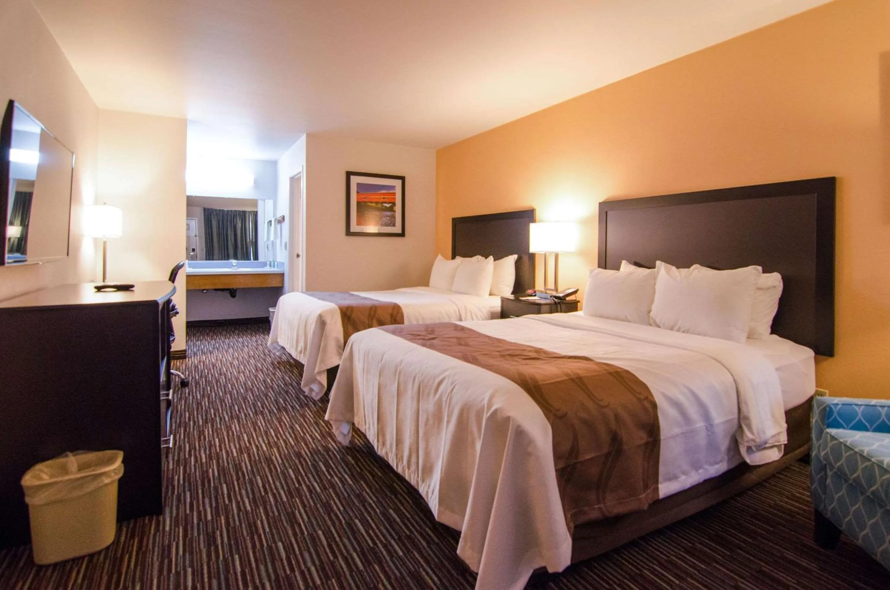 Photo of the whole room, Bed in Cottage Grove Inn