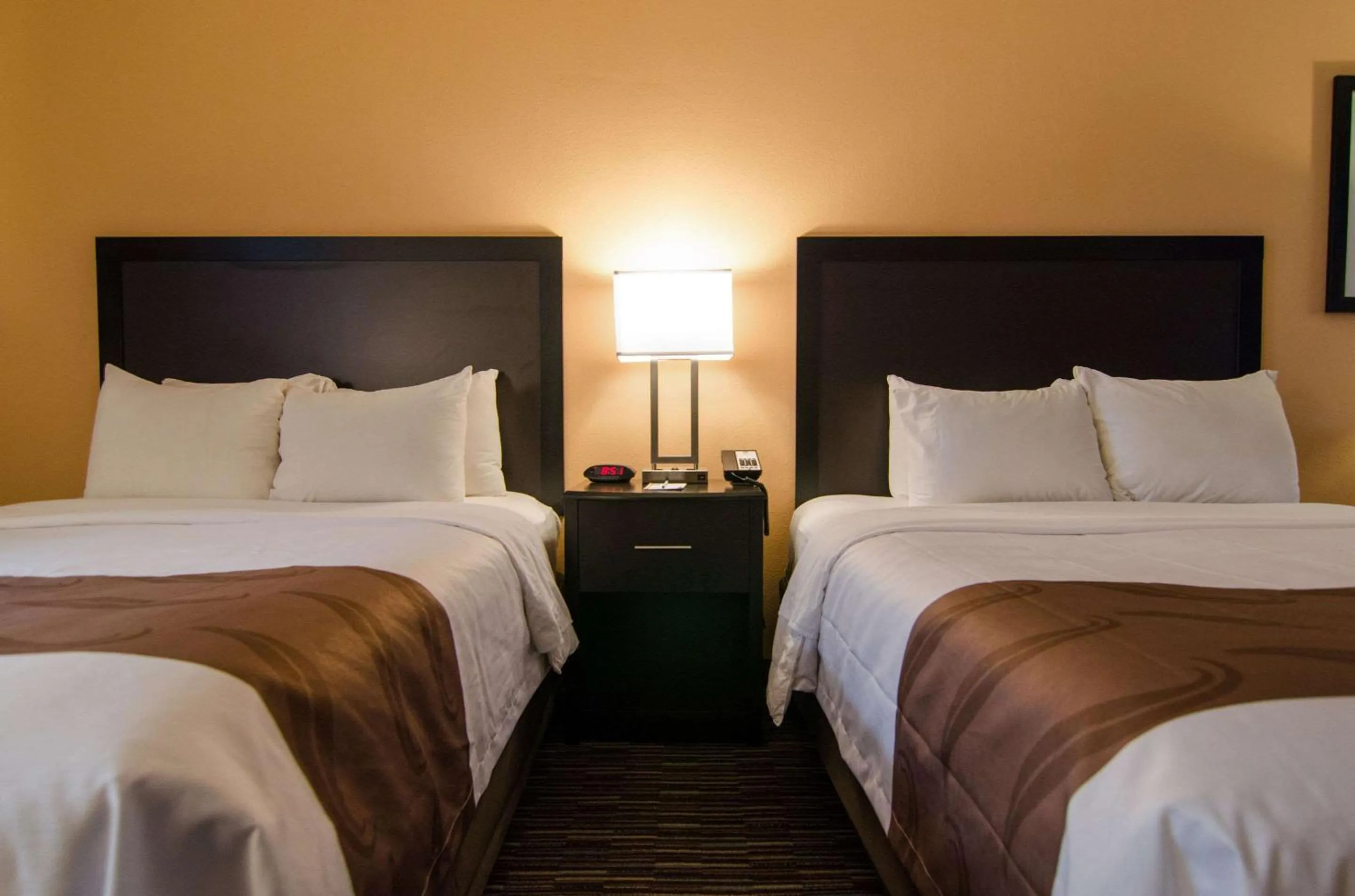 Photo of the whole room, Bed in Cottage Grove Inn