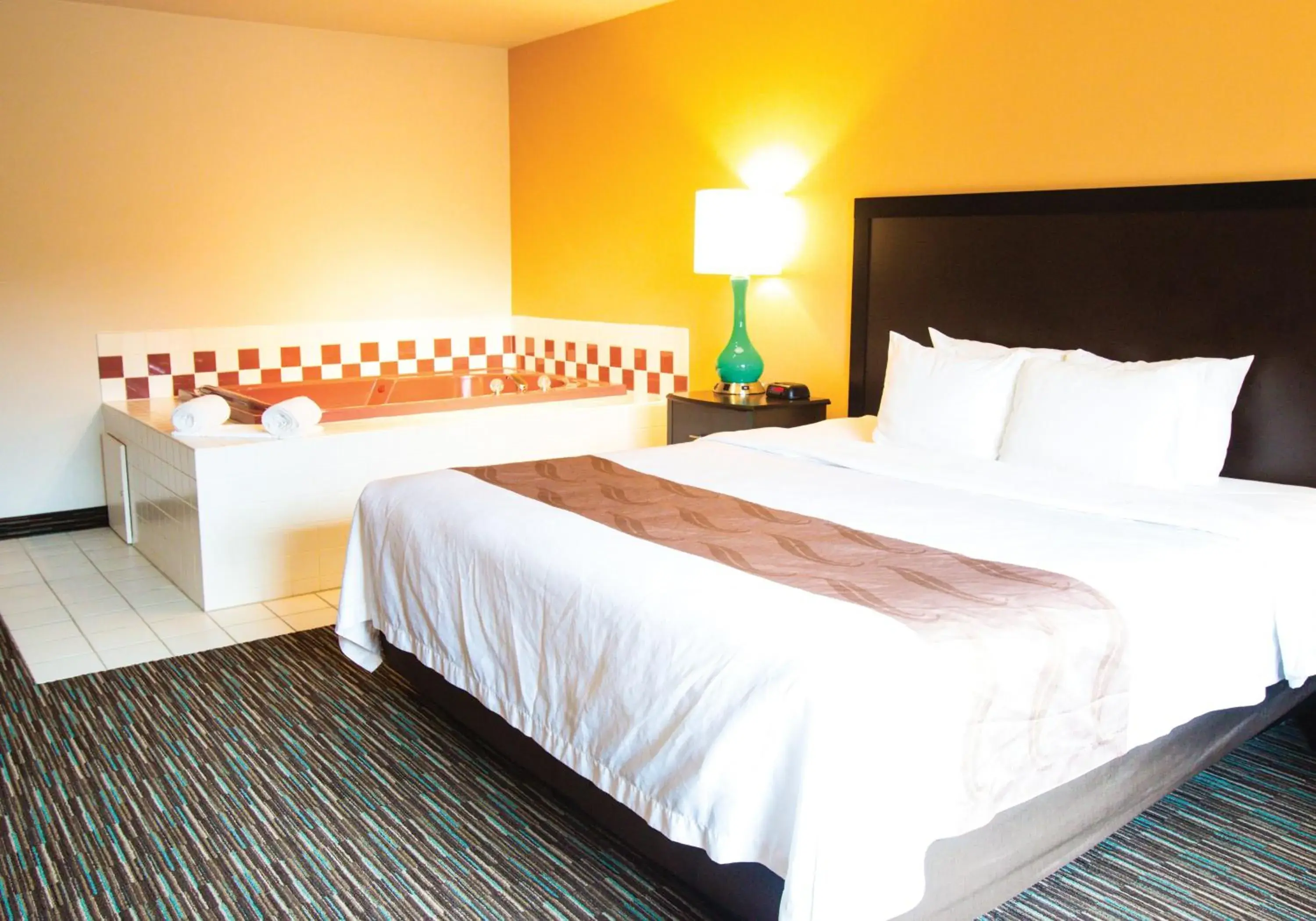 King Suite with Jacuzzi - Non-Smoking (Dorena) in Cottage Grove Inn King Suite with Jacuzzi - Non-Smoking (Dorena) in Cottage Grove Inn