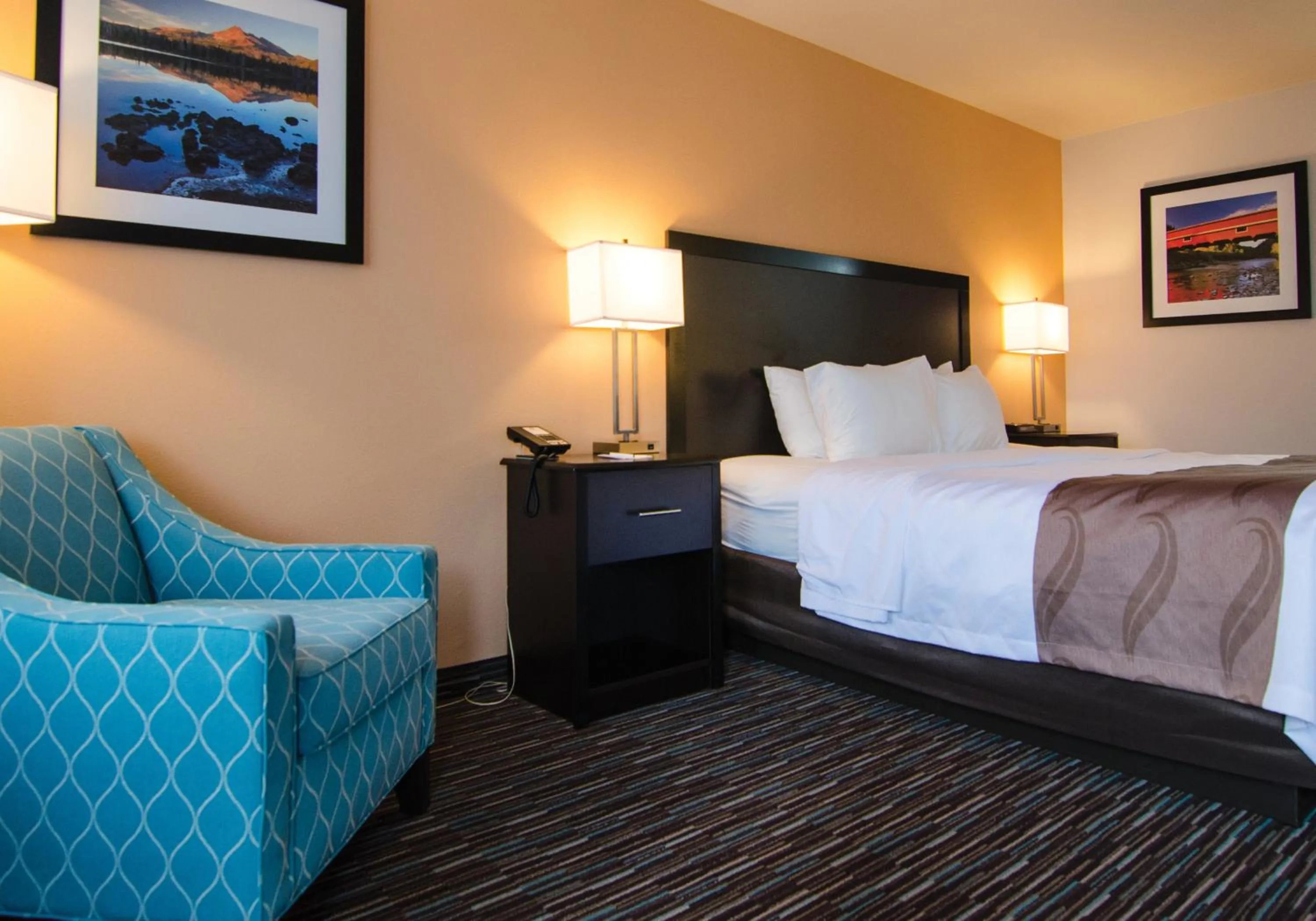 Bed in Cottage Grove Inn