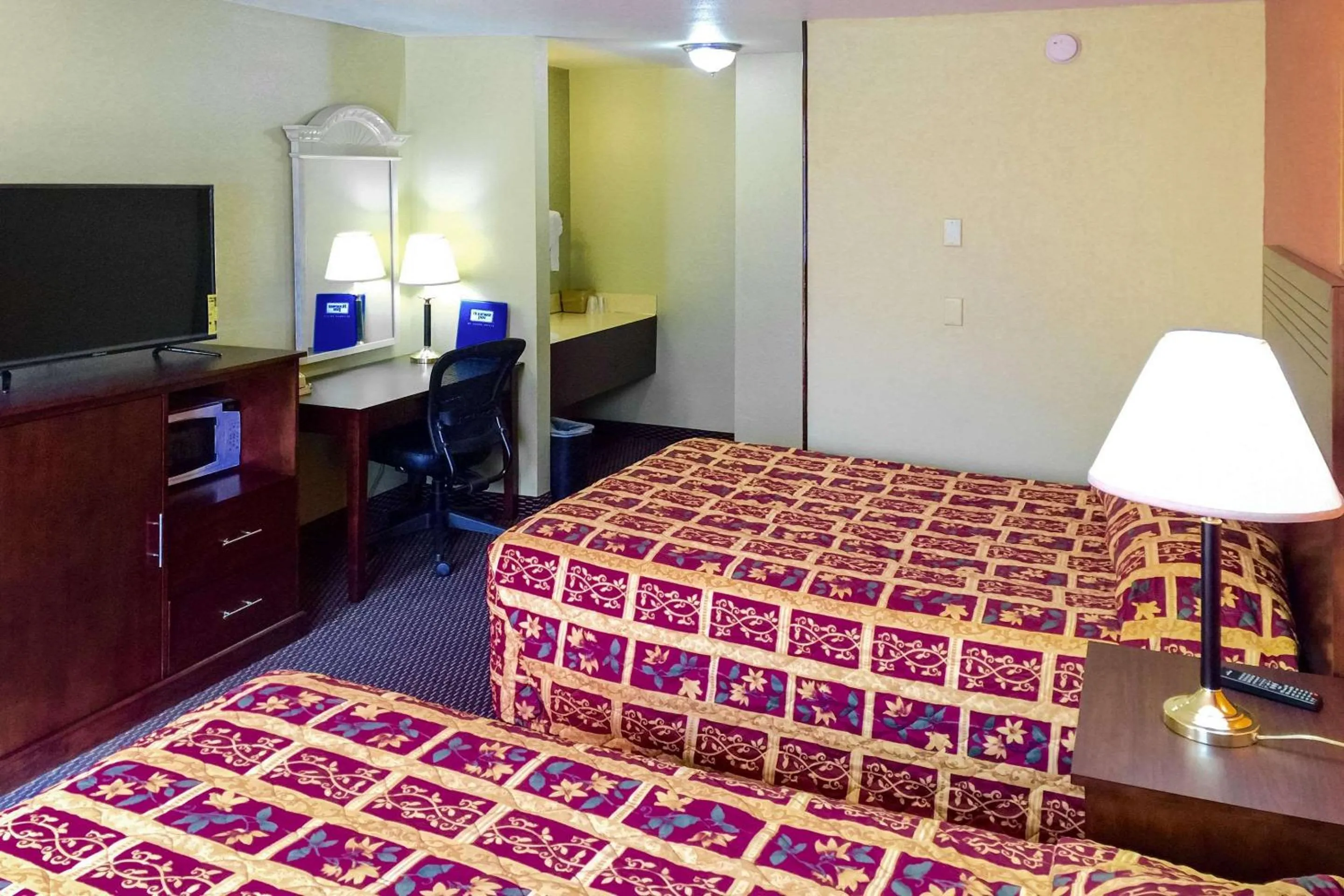 Photo of the whole room, Bed in Rodeway Inn Willamette River