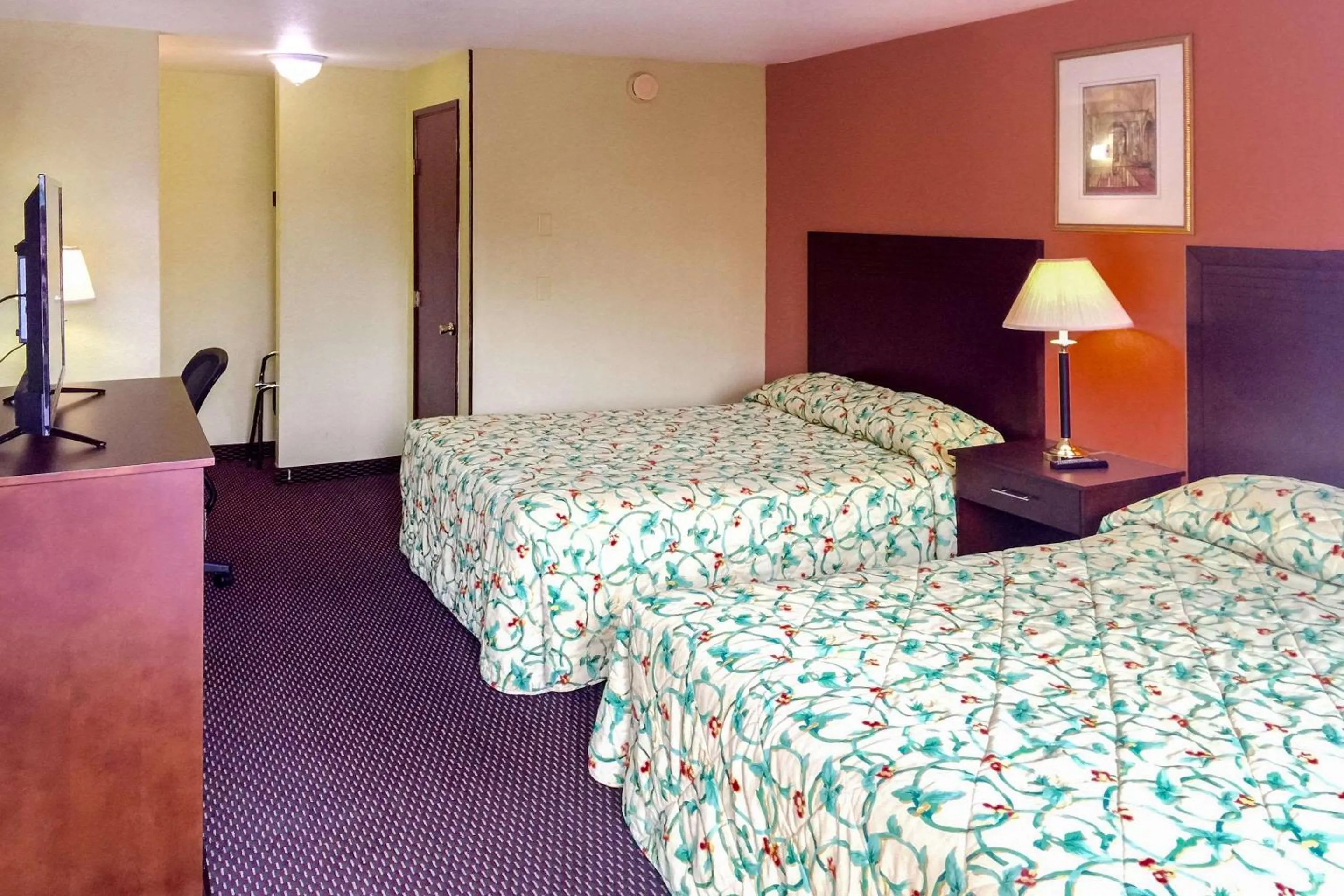 Photo of the whole room, Bed in Rodeway Inn Willamette River