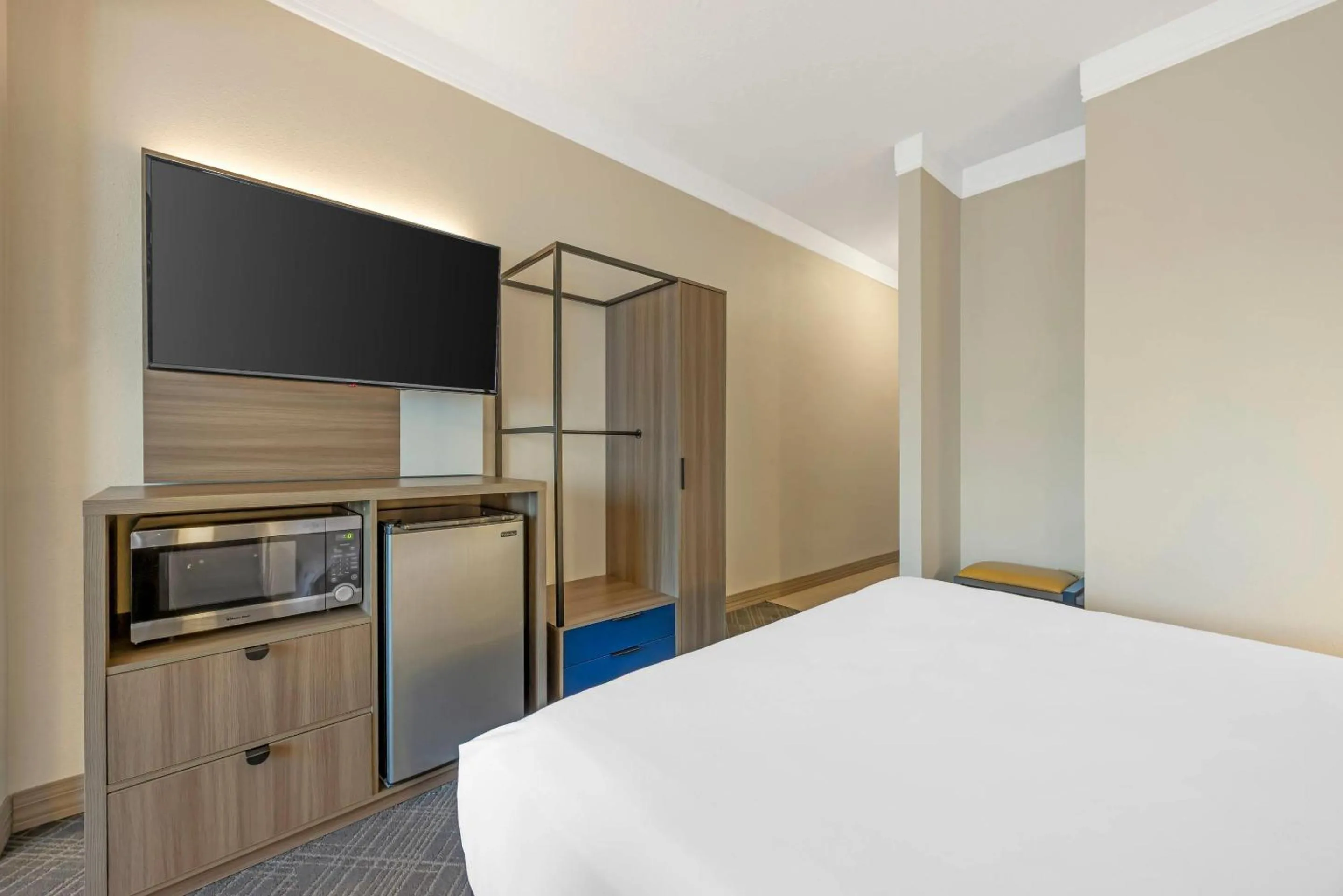 Bedroom, Bed in Comfort Suites Salem