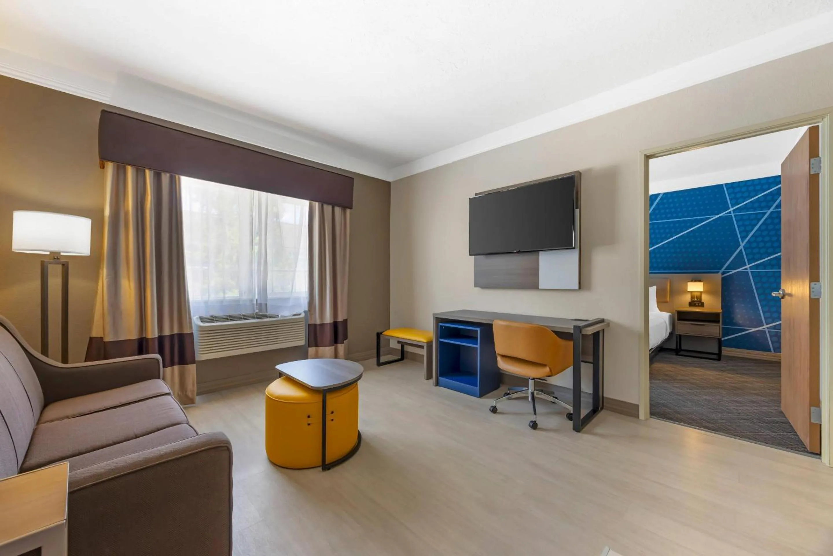 Bedroom in Comfort Suites Salem