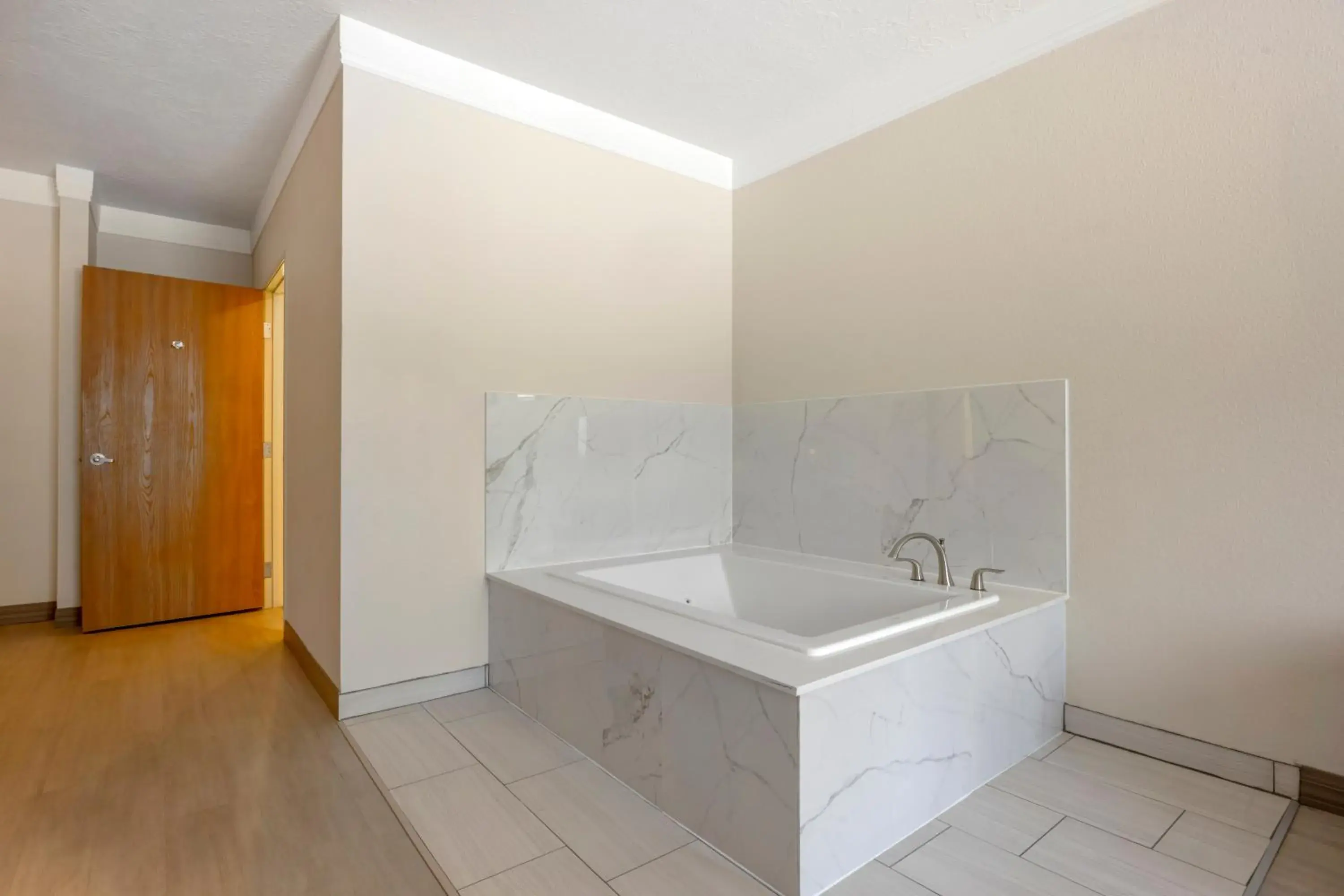 Superior King Suite - Non Smoking in Comfort Suites Salem Superior King Suite - Non Smoking in Comfort Suites Salem