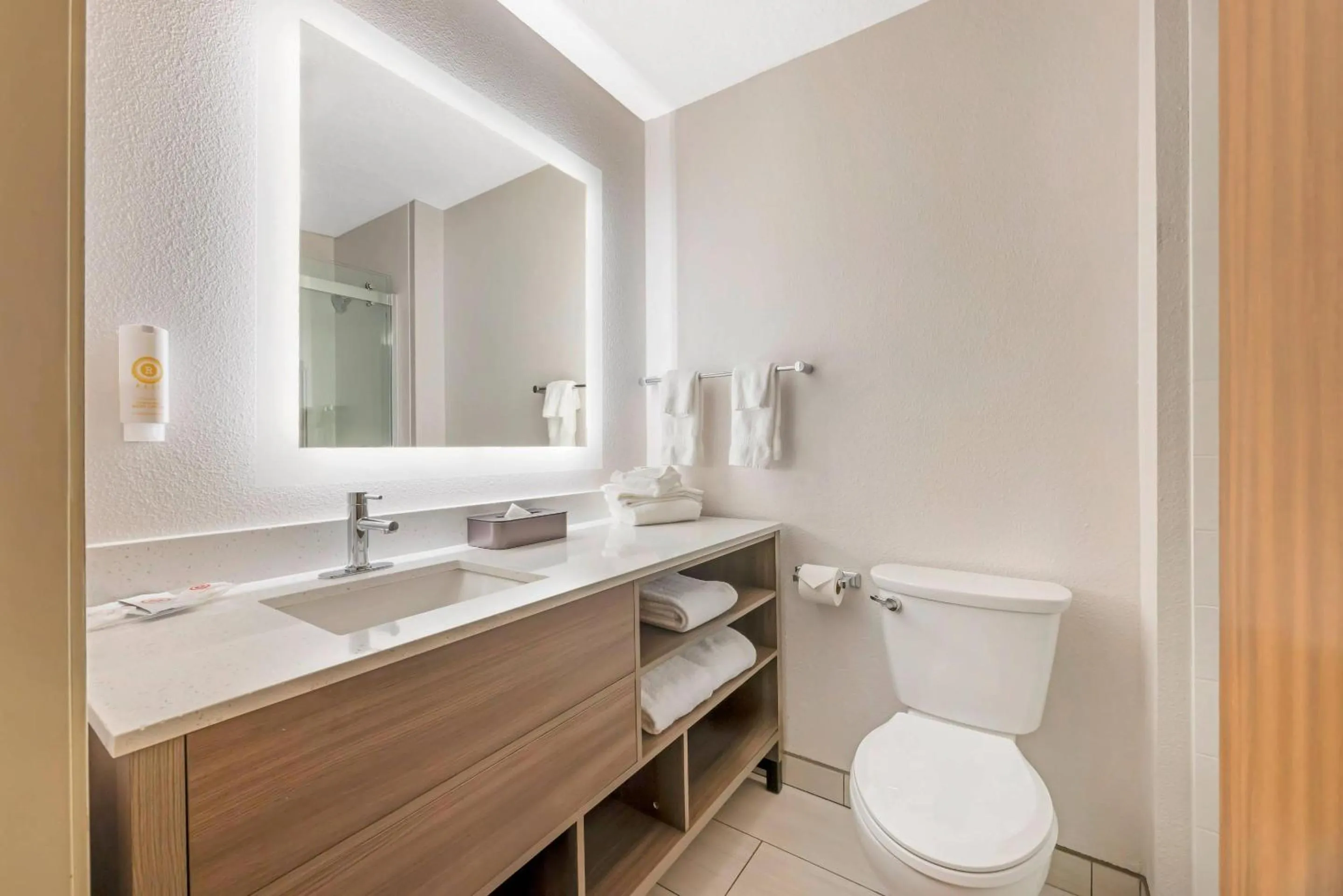 Bedroom in Comfort Suites Salem