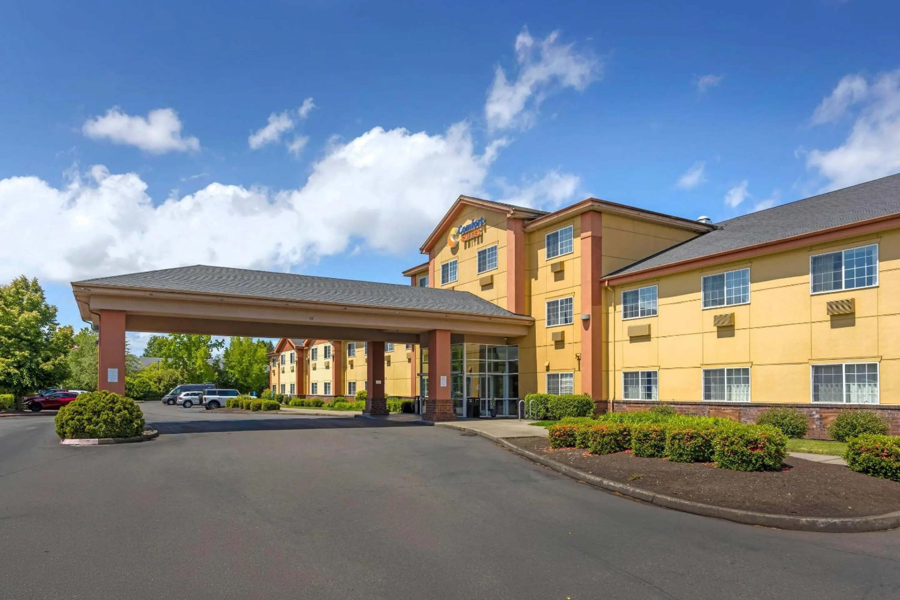 Property building in Comfort Suites Salem