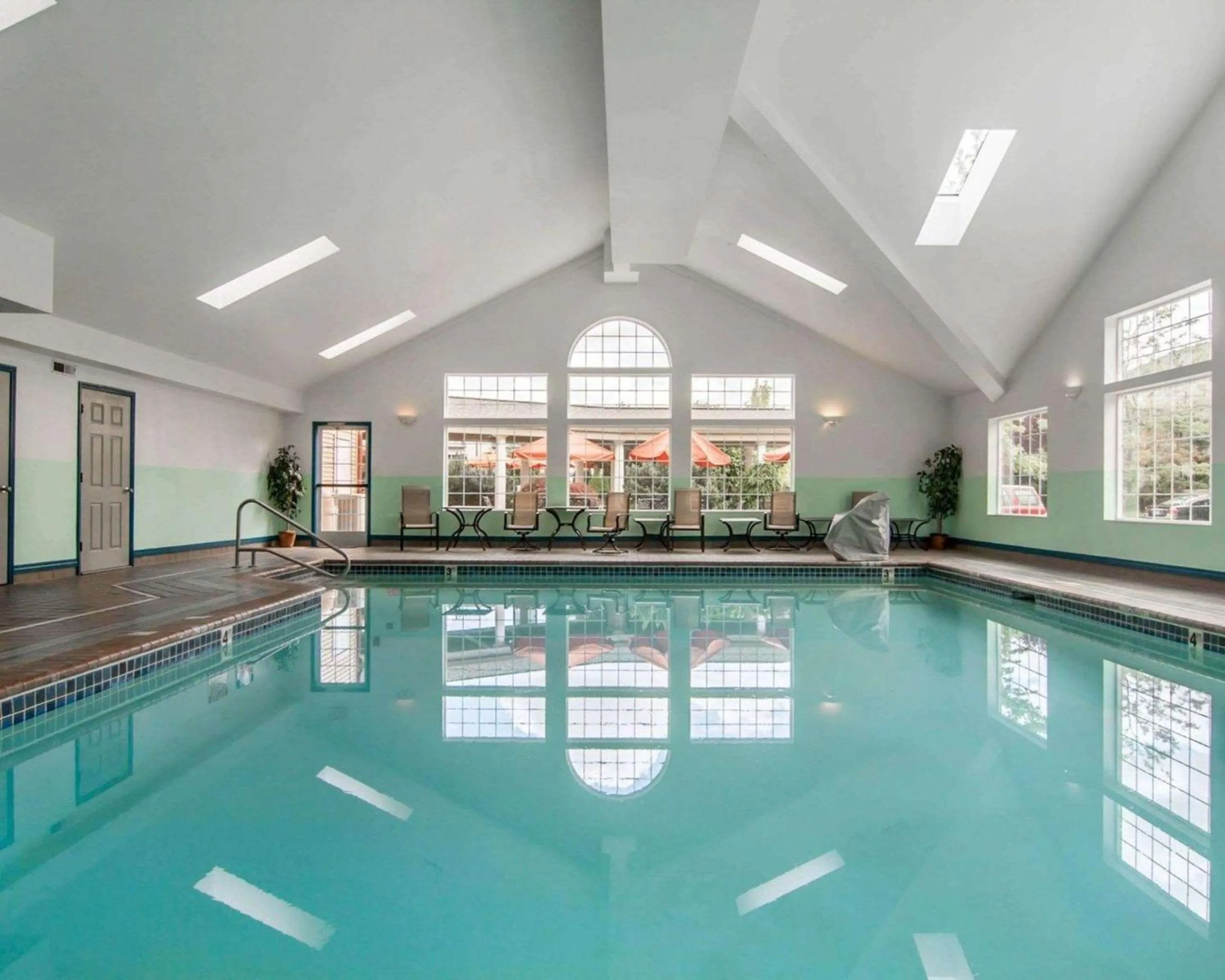 Swimming pool in Comfort Suites Corvallis