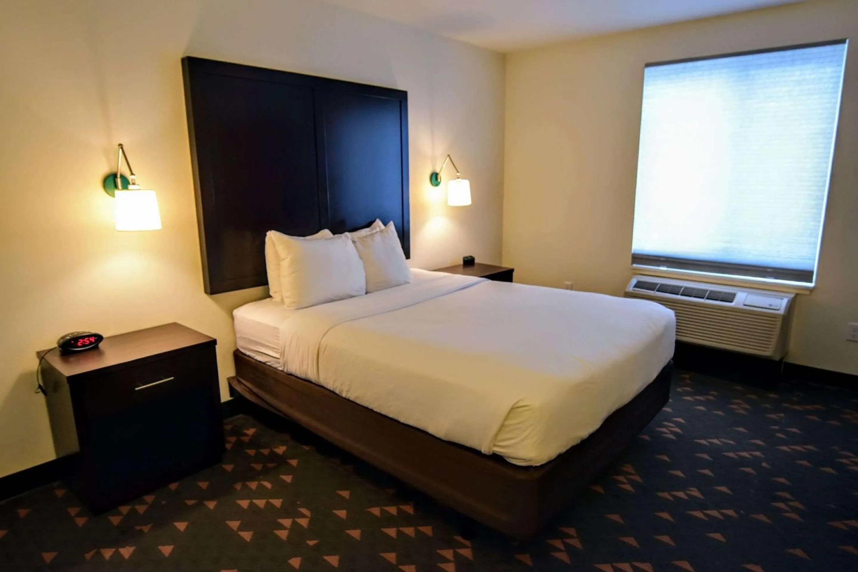 Bedroom, Bed in Comfort Suites Corvallis