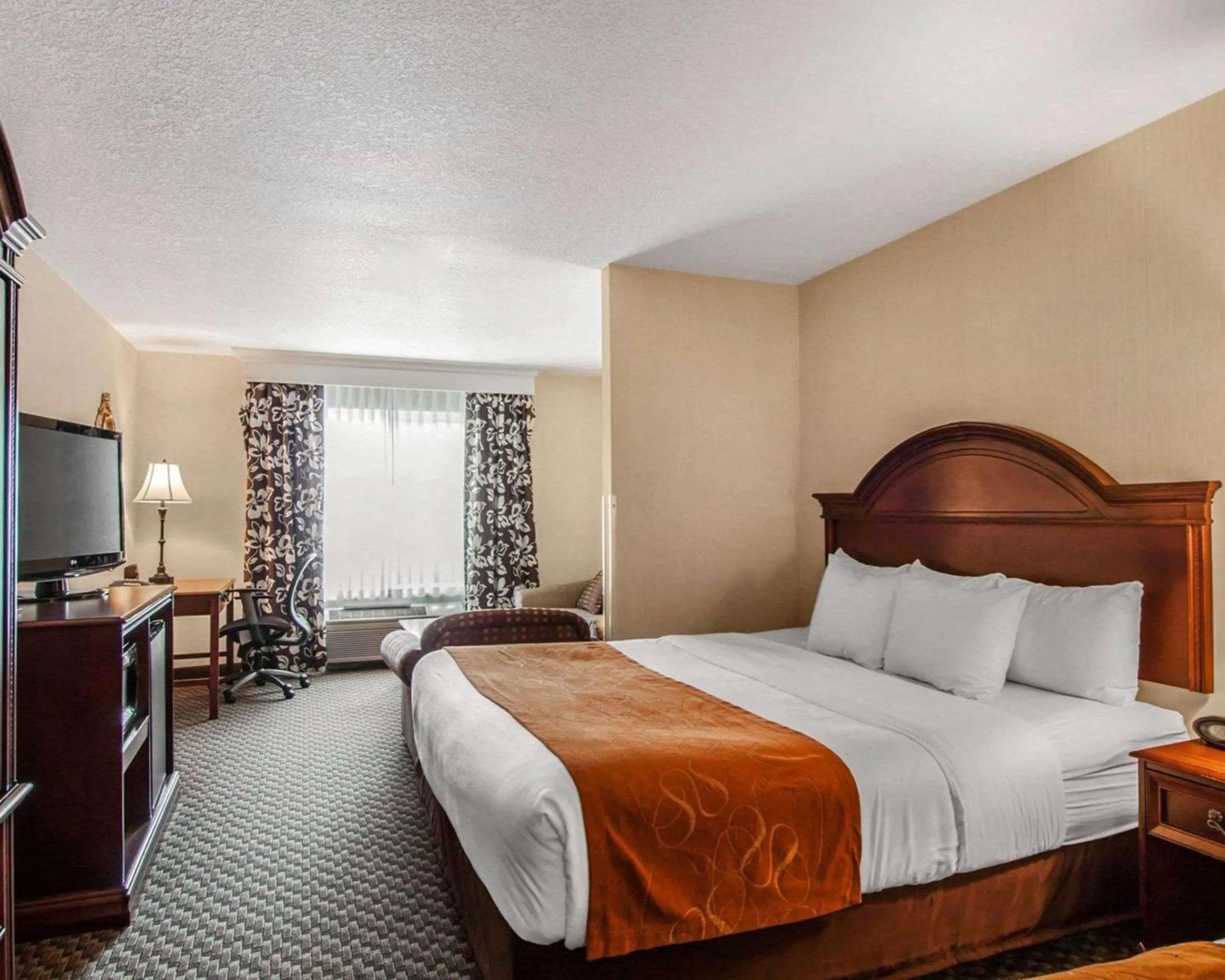 Photo of the whole room, Bed in Comfort Suites Corvallis